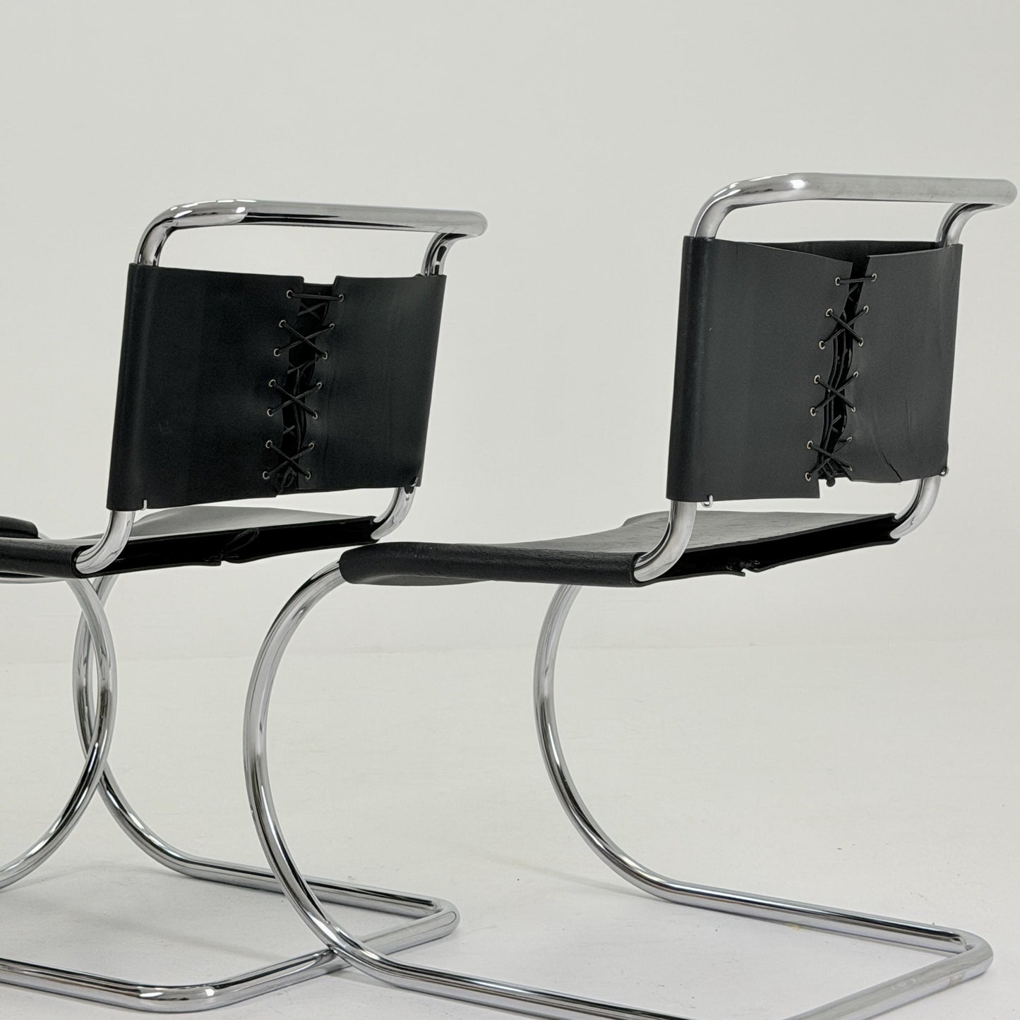Set of 4 Bauhaus Mid-Century Modern Mies van der Rohe MR 10 black leather Chairs 1980s Italy