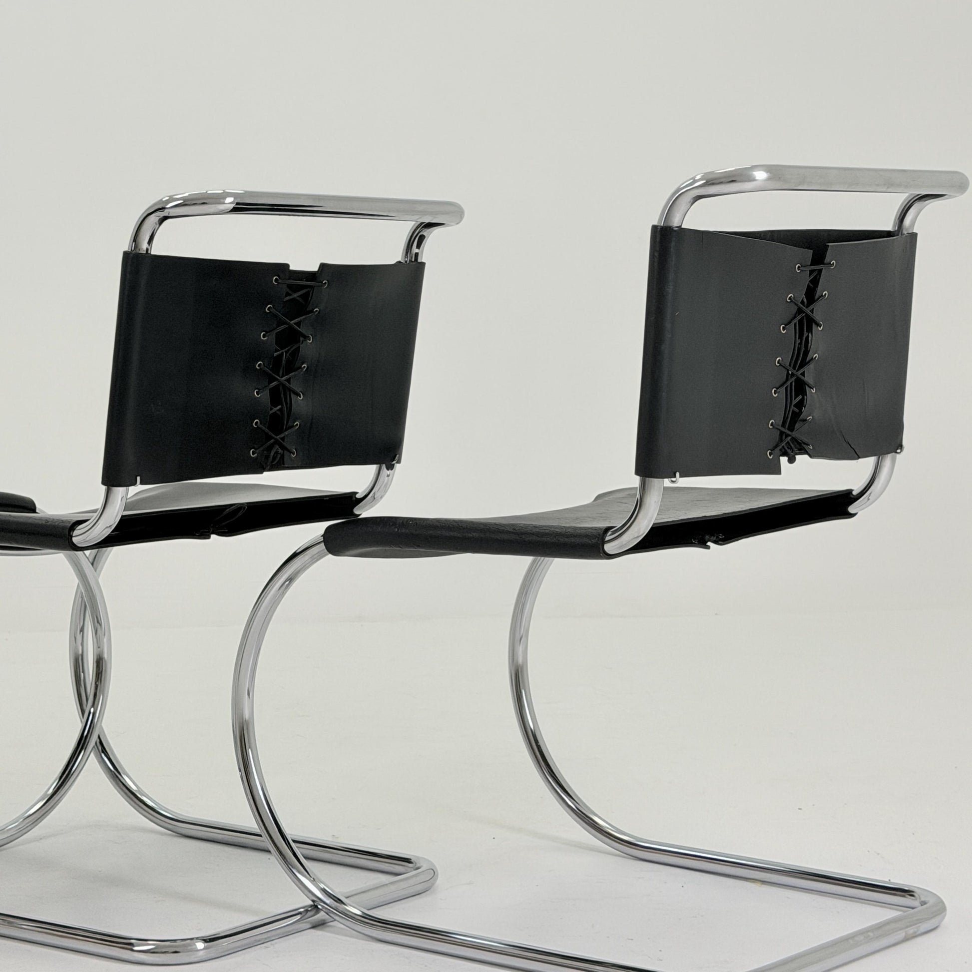 Set of 4 Bauhaus Mid-Century Modern Mies van der Rohe MR 10 black leather Chairs 1980s Italy
