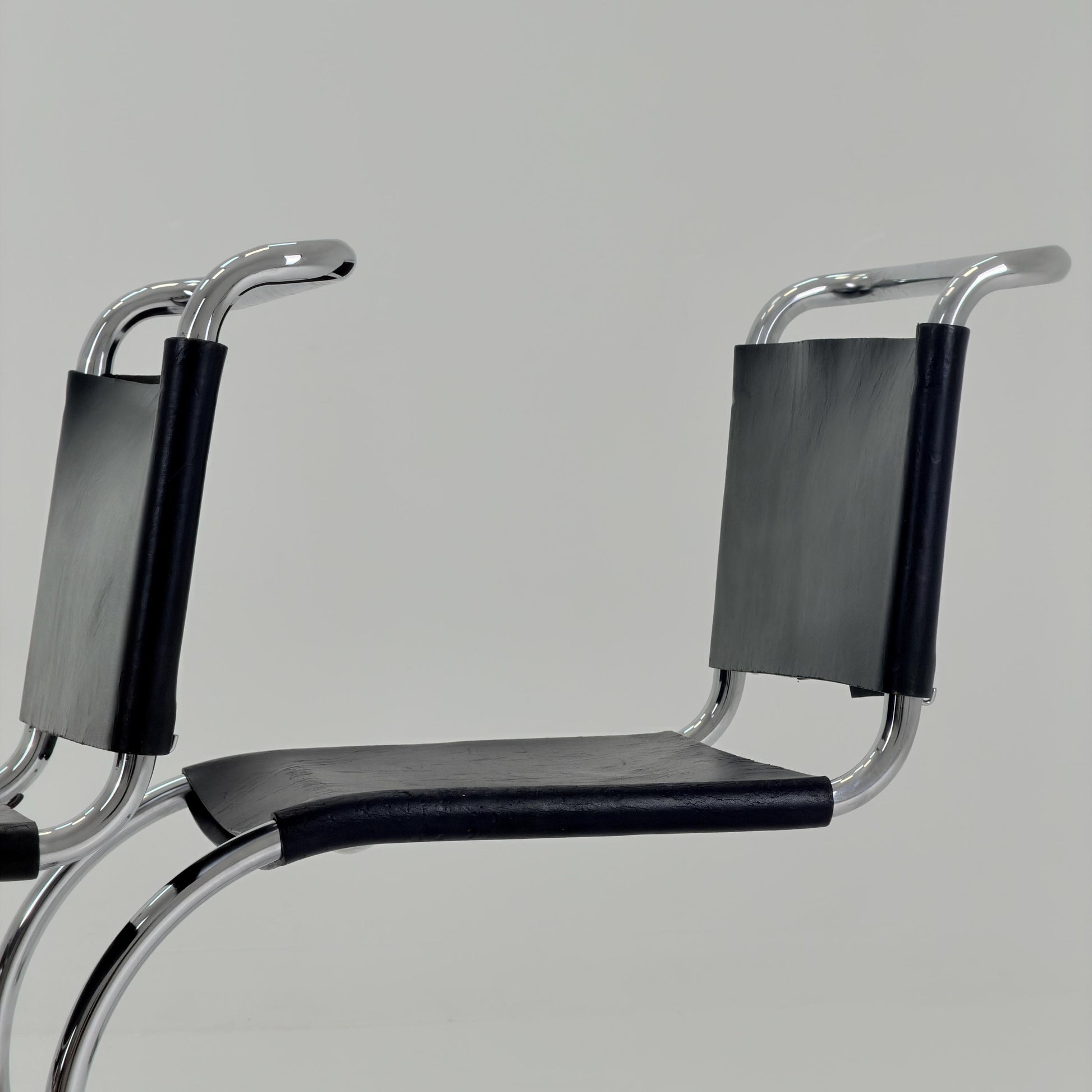 Set of 4 Bauhaus Mid-Century Modern Mies van der Rohe MR 10 black leather Chairs 1980s Italy