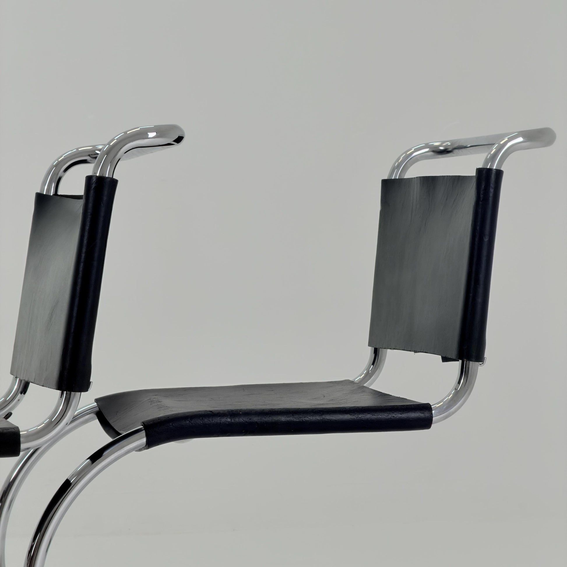 Set of 4 Bauhaus Mid-Century Modern Mies van der Rohe MR 10 black leather Chairs 1980s Italy