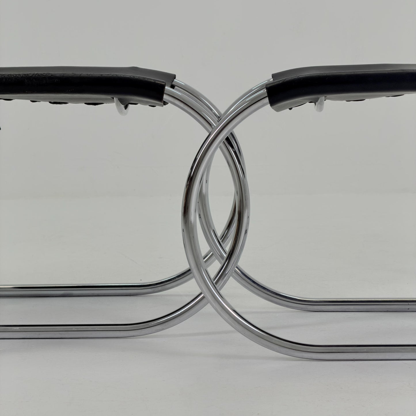 Set of 4 Bauhaus Mid-Century Modern Mies van der Rohe MR 10 black leather Chairs 1980s Italy