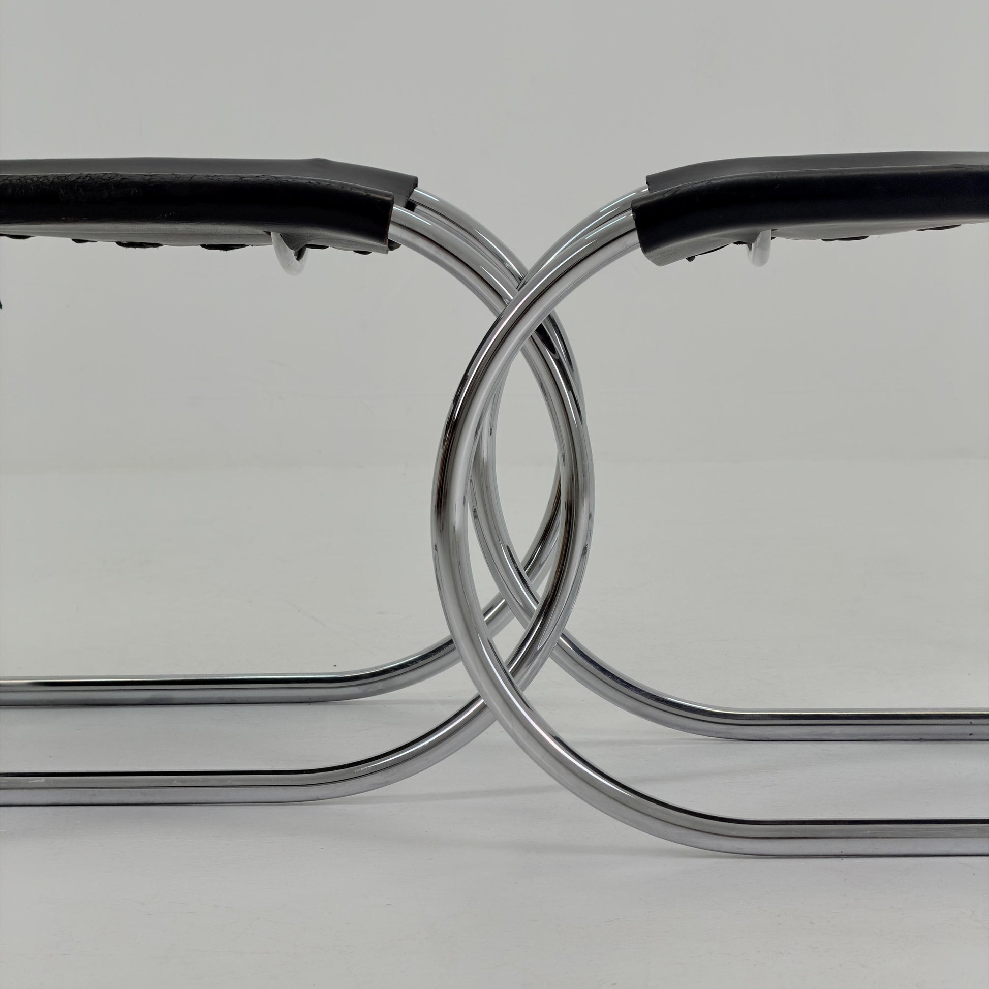 Set of 4 Bauhaus Mid-Century Modern Mies van der Rohe MR 10 black leather Chairs 1980s Italy