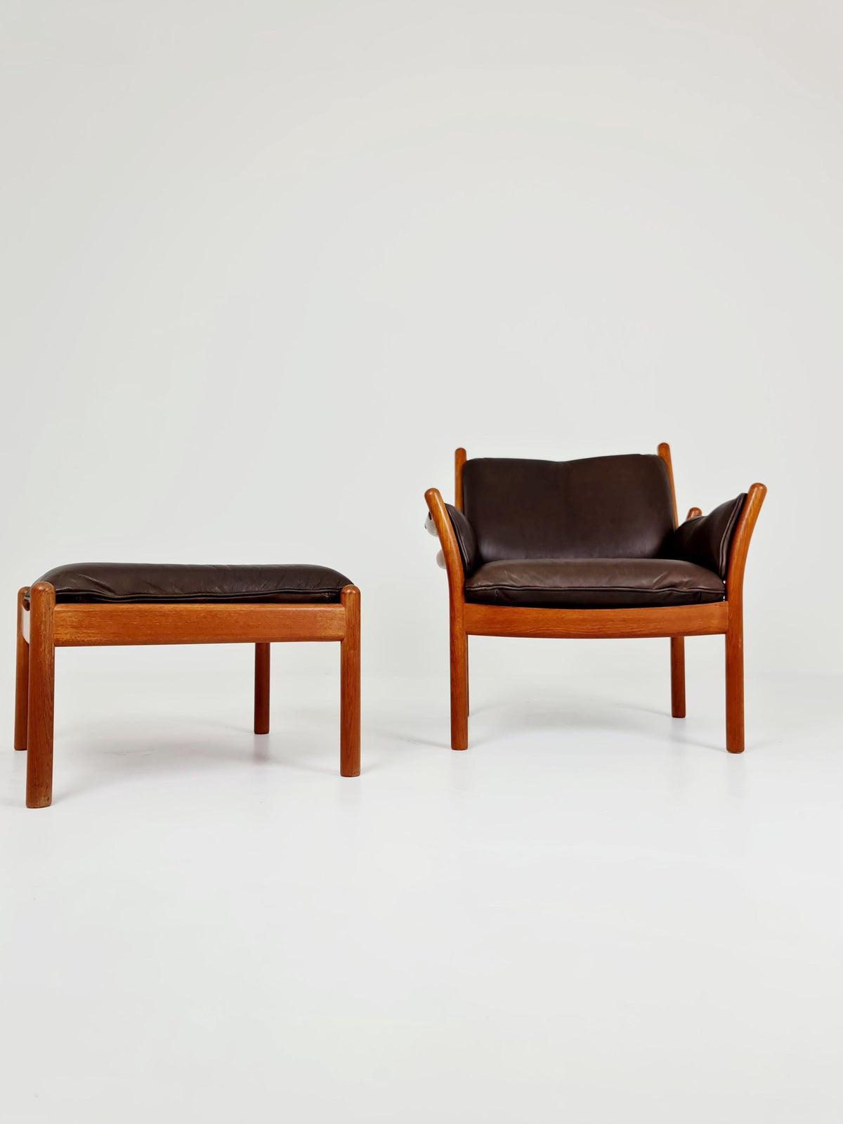 Mid century easy lounge chairs with ottoman by Illum Wikkelso 'Genius' For Silkborg Denamrk 1960s, Set of 2