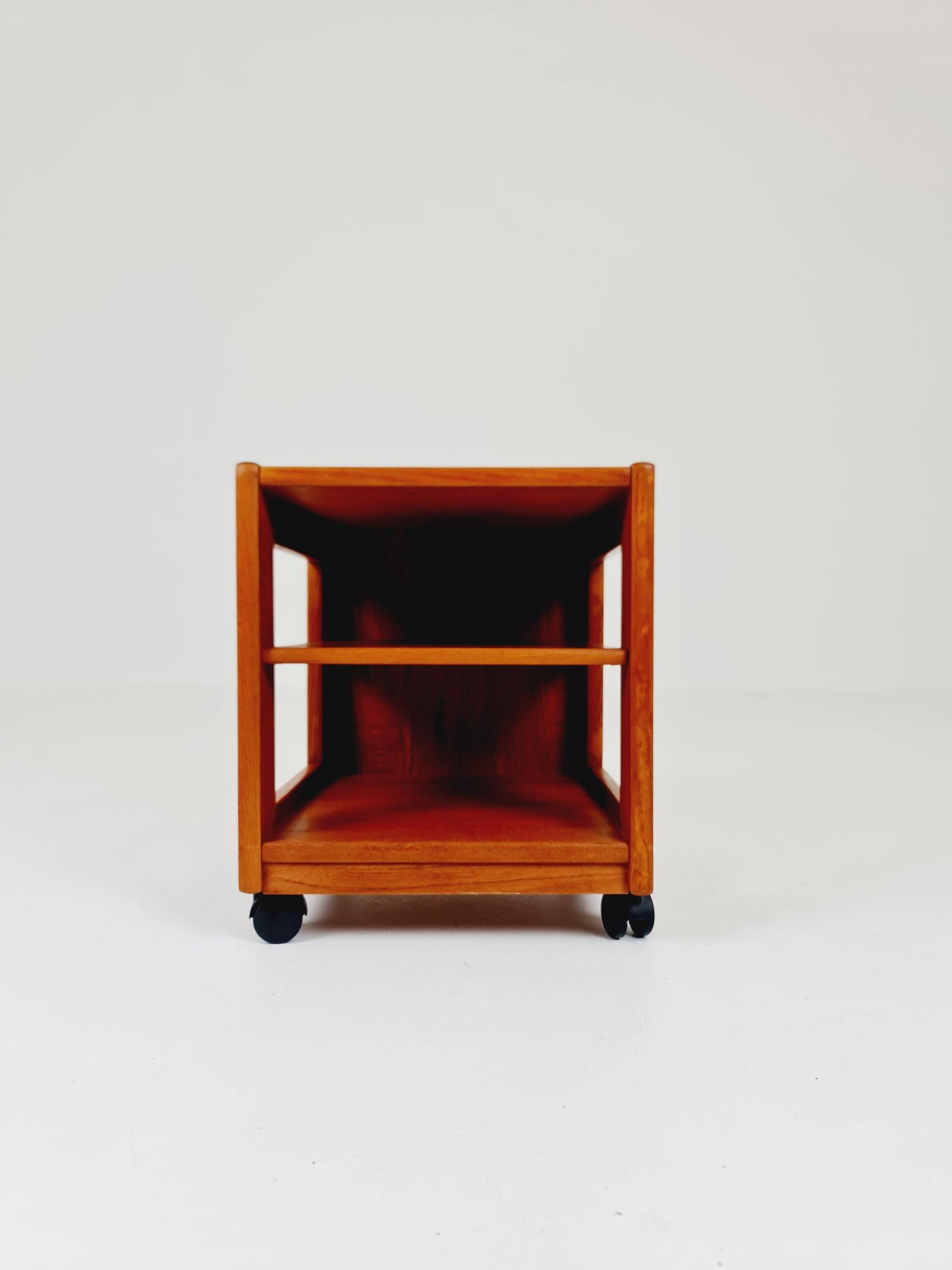 Vintage mid century danish sidetable in solid teak/nightstand By Dyrlund , 1960s