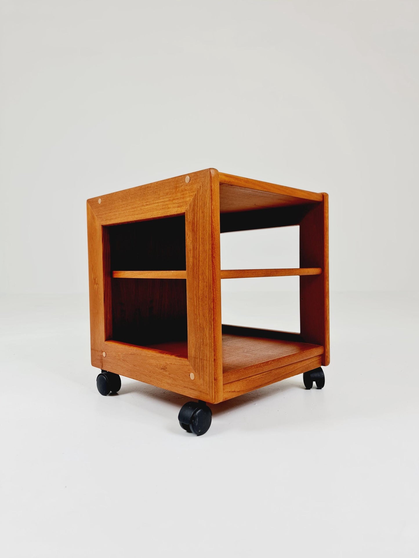 Vintage mid century danish sidetable in solid teak/nightstand By Dyrlund , 1960s