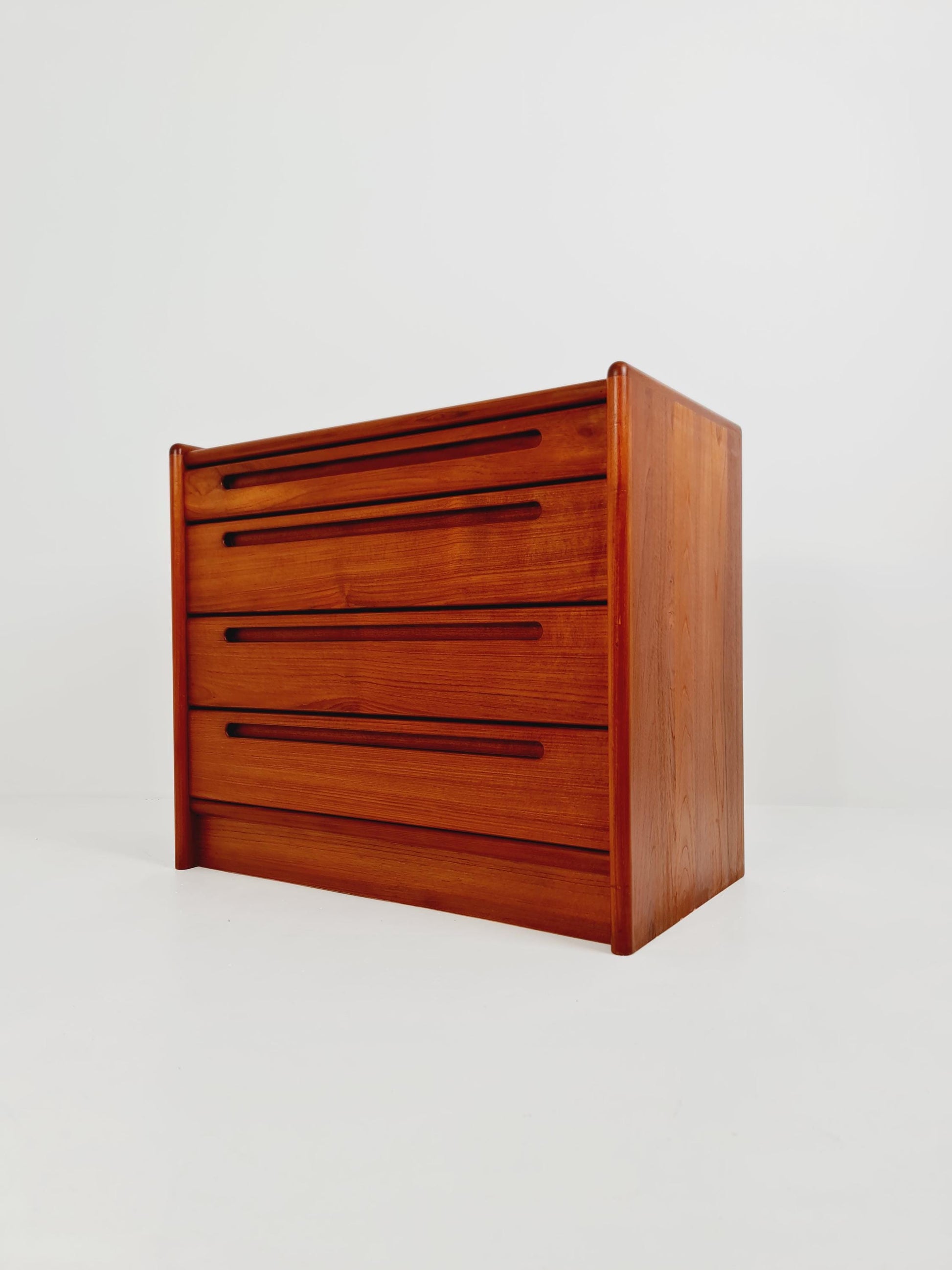 Midcentury danish design chest of drawers / drawer dresser /4 drawers cabinet By Nils Jonson for Torring 1960s
