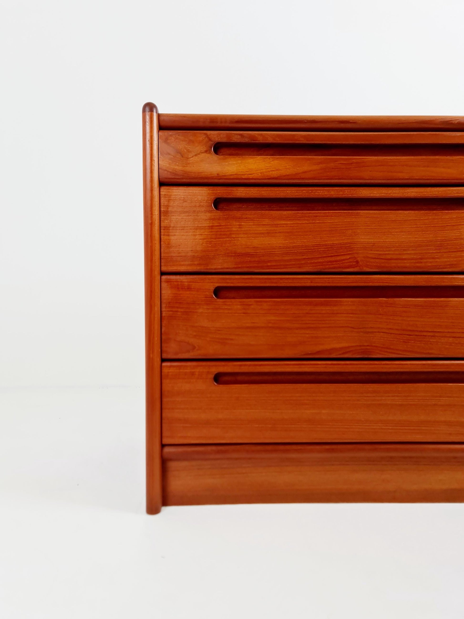 Midcentury danish design chest of drawers / drawer dresser /4 drawers cabinet By Nils Jonson for Torring 1960s