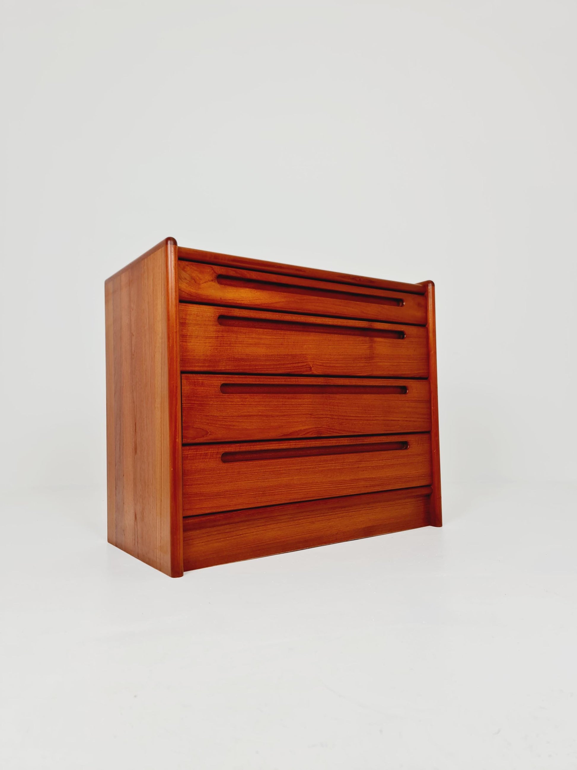 Midcentury danish design chest of drawers / drawer dresser /4 drawers cabinet By Nils Jonson for Torring 1960s