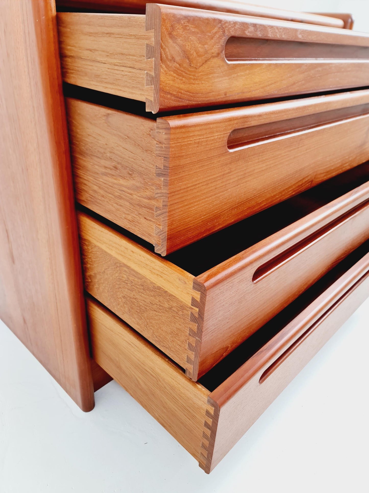 Midcentury danish design chest of drawers / drawer dresser /4 drawers cabinet By Nils Jonson for Torring 1960s