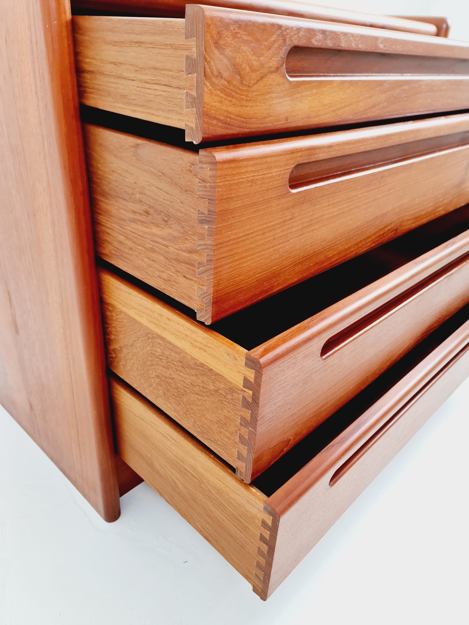 Midcentury danish design chest of drawers / drawer dresser /4 drawers cabinet By Nils Jonson for Torring 1960s