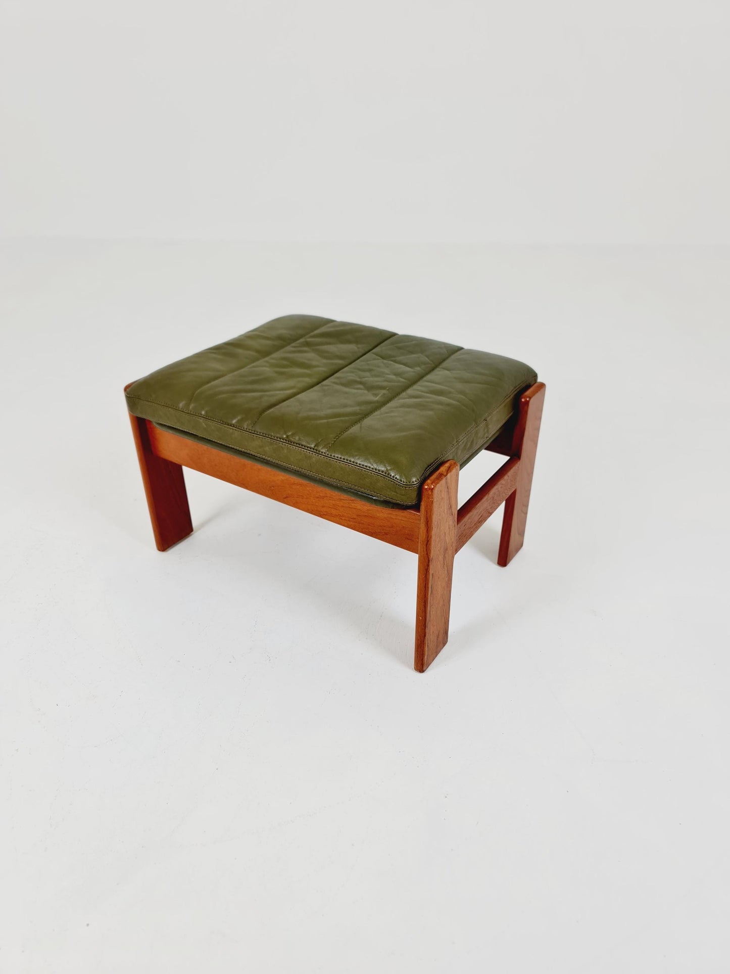 Mid century modern danish Teakl ottoman/stool, By Skippers Möbler 1960s