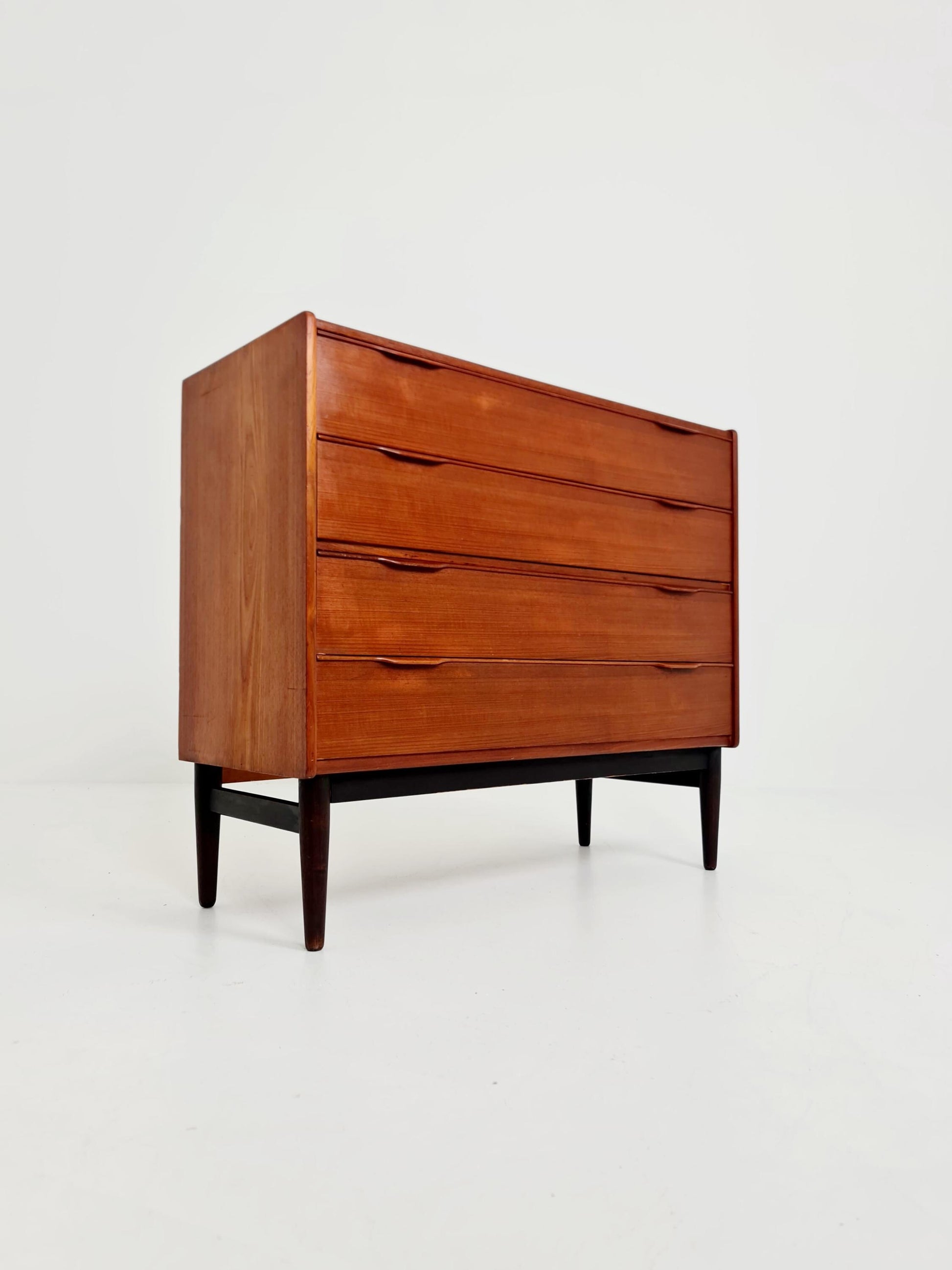 Midcentury danish design chest of drawers / drawer dresser /4 drawers cabinet By Henning Jörgensen for Frederica 1960s