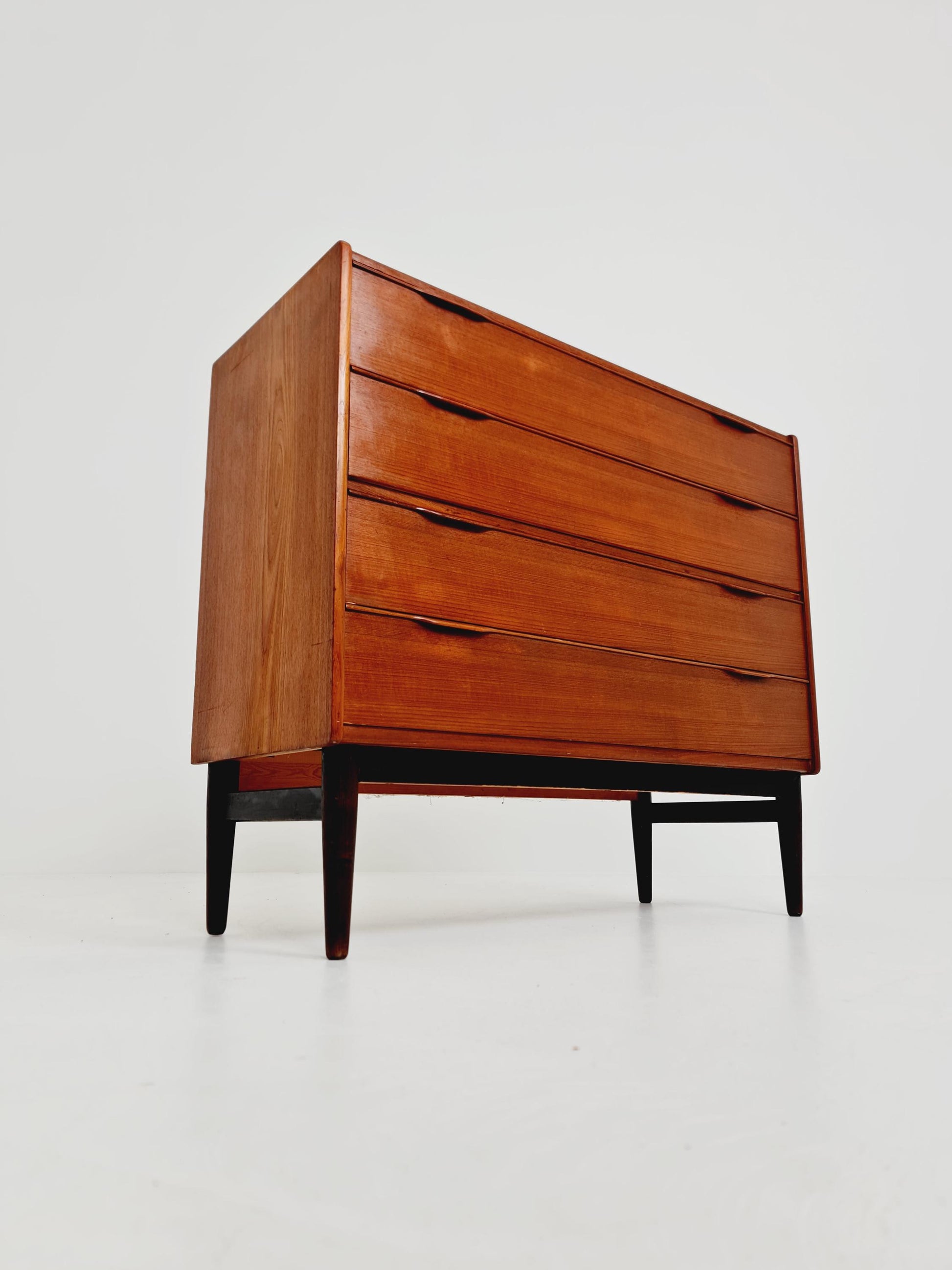 Midcentury danish design chest of drawers / drawer dresser /4 drawers cabinet By Henning Jörgensen for Frederica 1960s