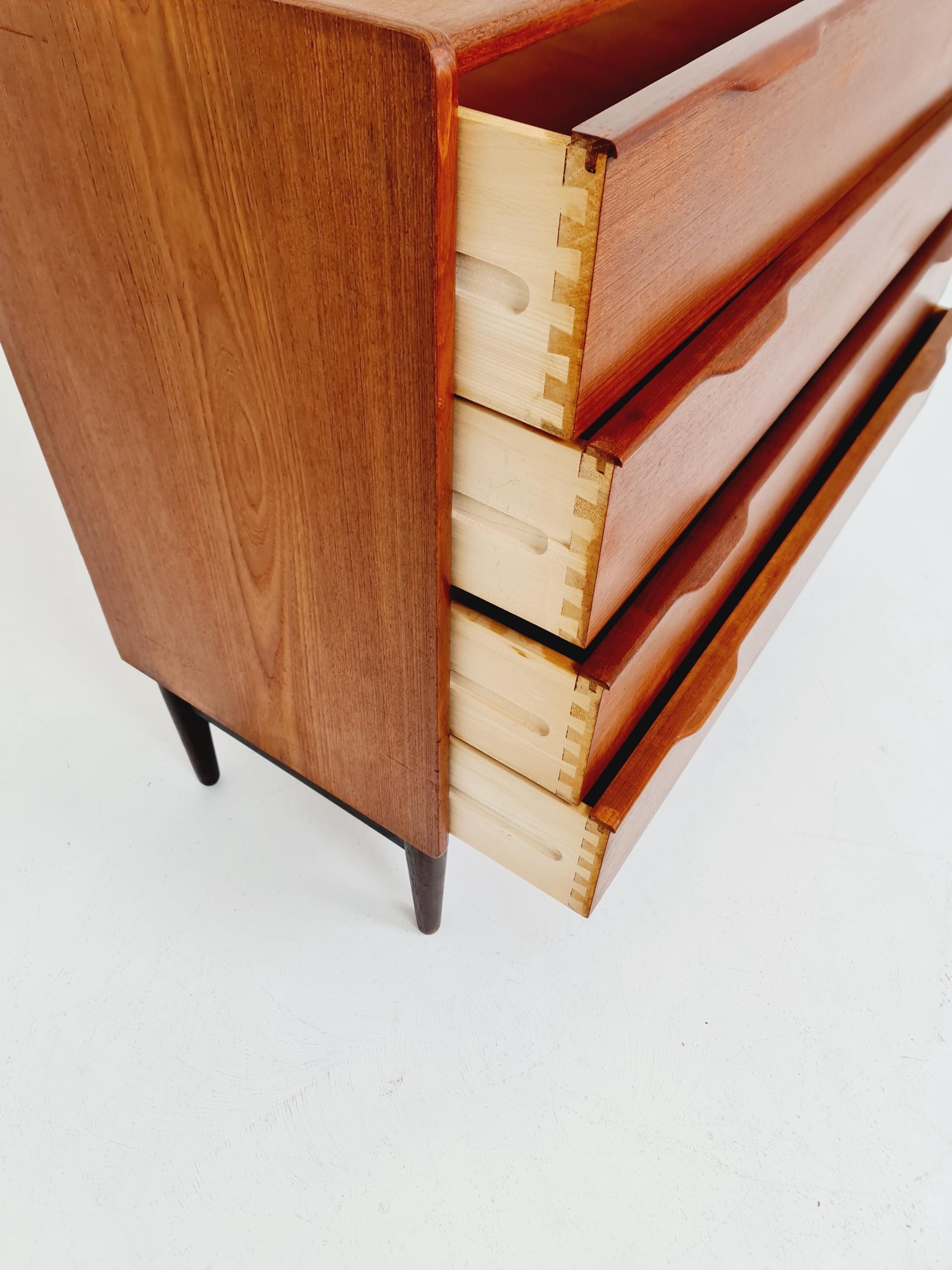 Midcentury danish design chest of drawers / drawer dresser /4 drawers cabinet By Henning Jörgensen for Frederica 1960s