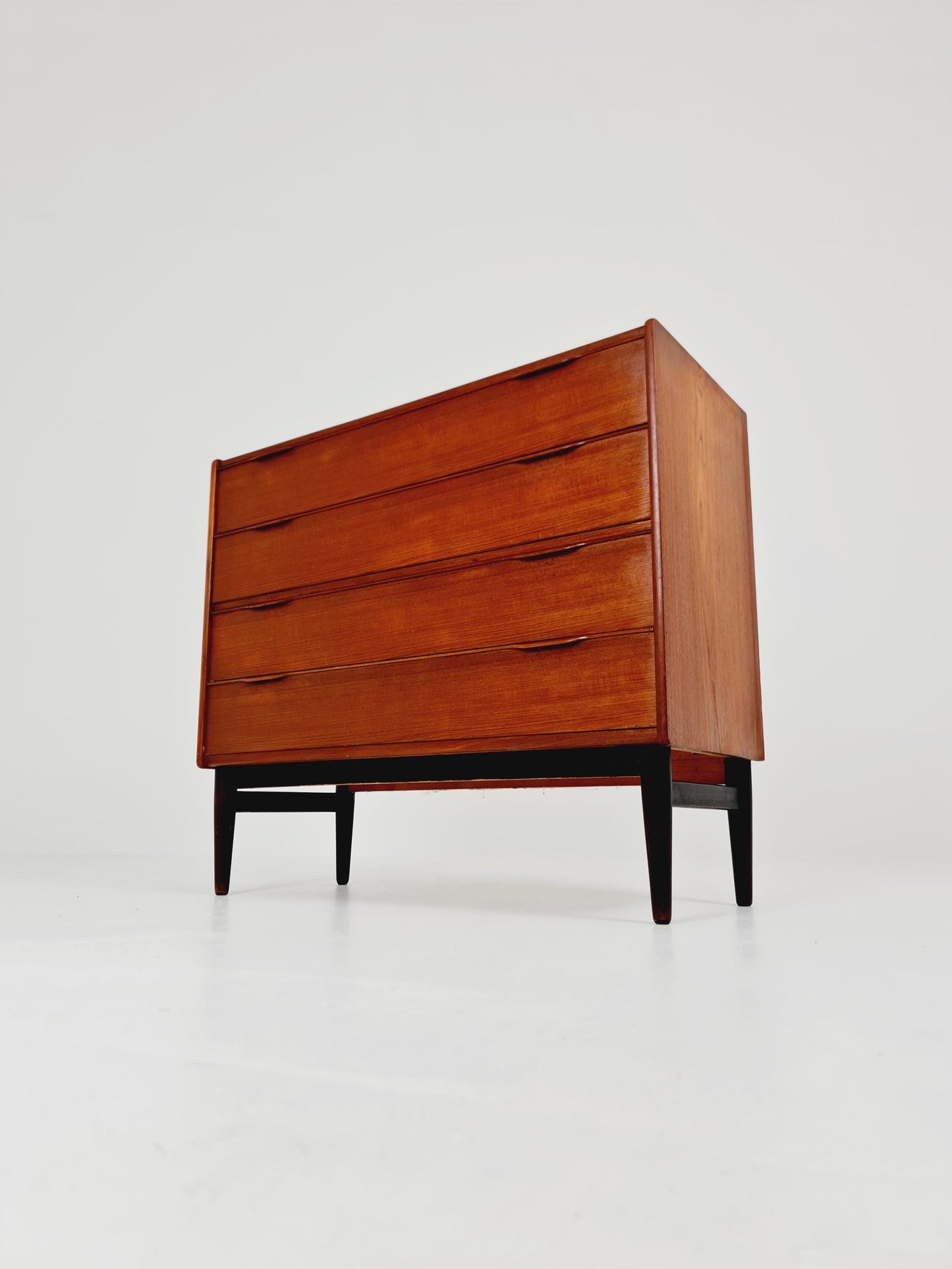 Midcentury danish design chest of drawers / drawer dresser /4 drawers cabinet By Henning Jörgensen for Frederica 1960s