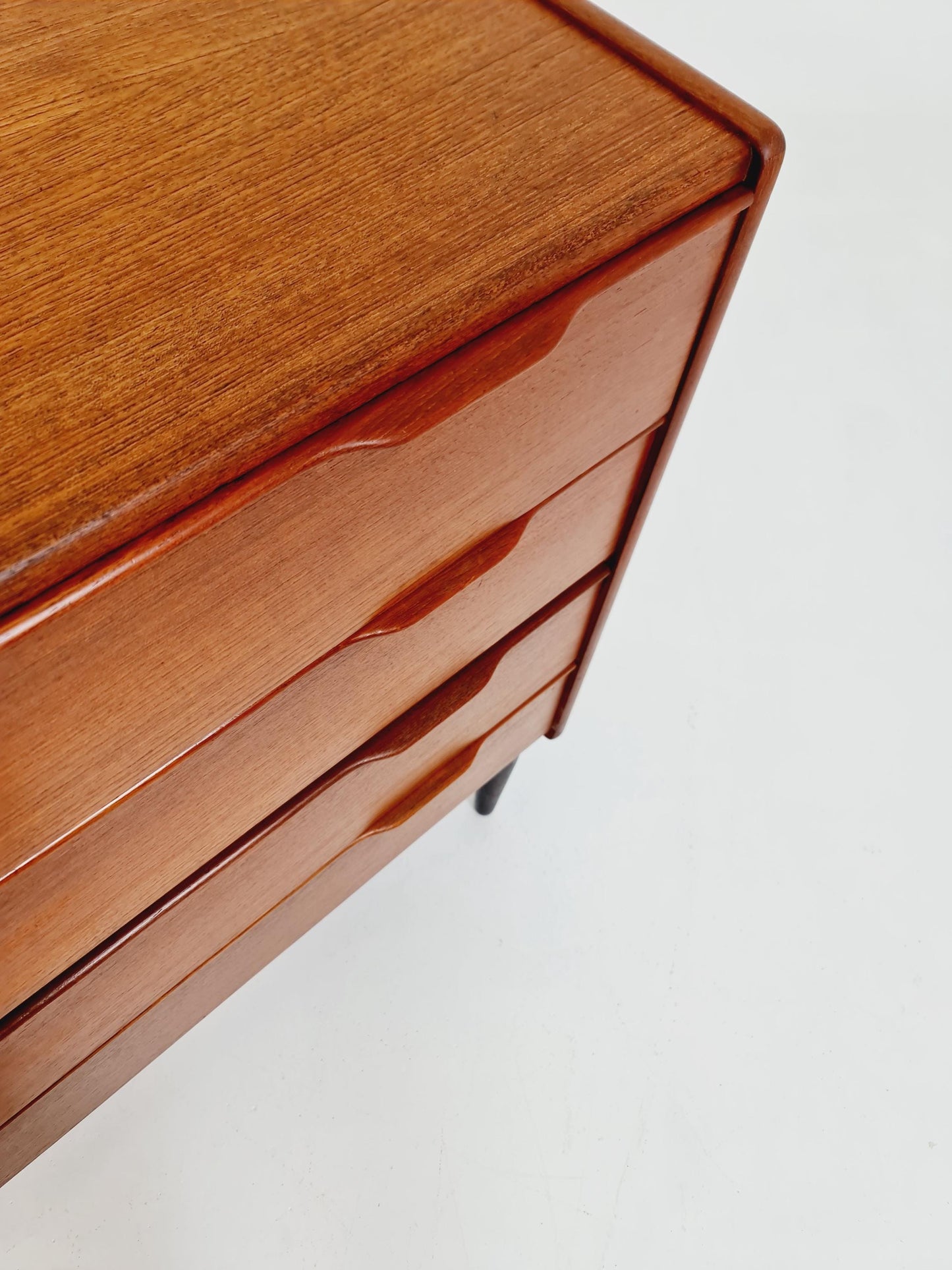 Midcentury danish design chest of drawers / drawer dresser /4 drawers cabinet By Henning Jörgensen for Frederica 1960s