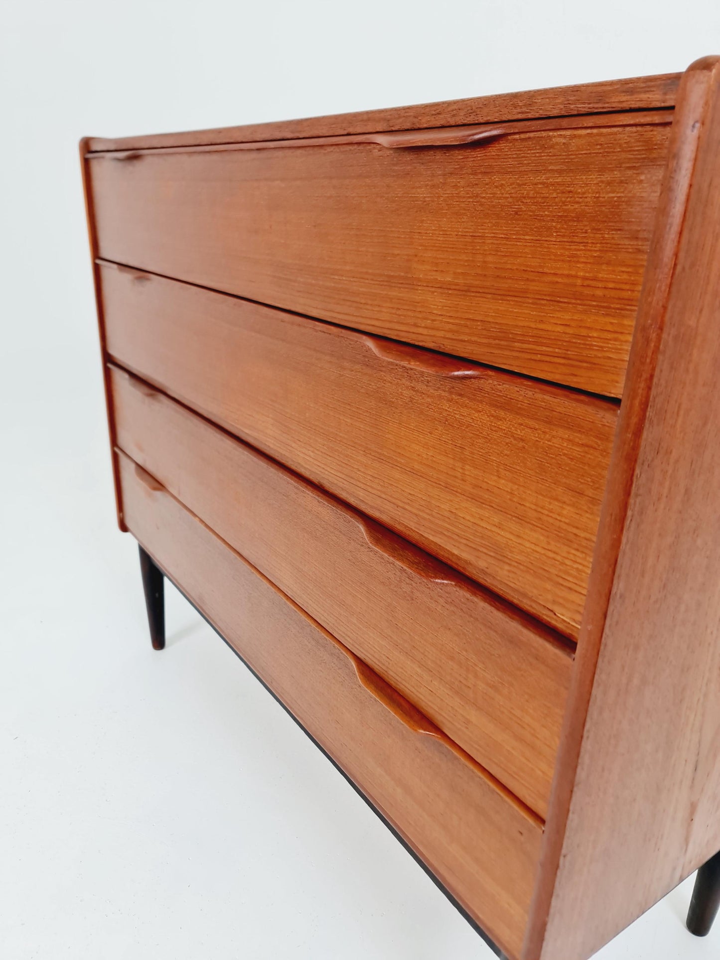 Midcentury danish design chest of drawers / drawer dresser /4 drawers cabinet By Henning Jörgensen for Frederica 1960s
