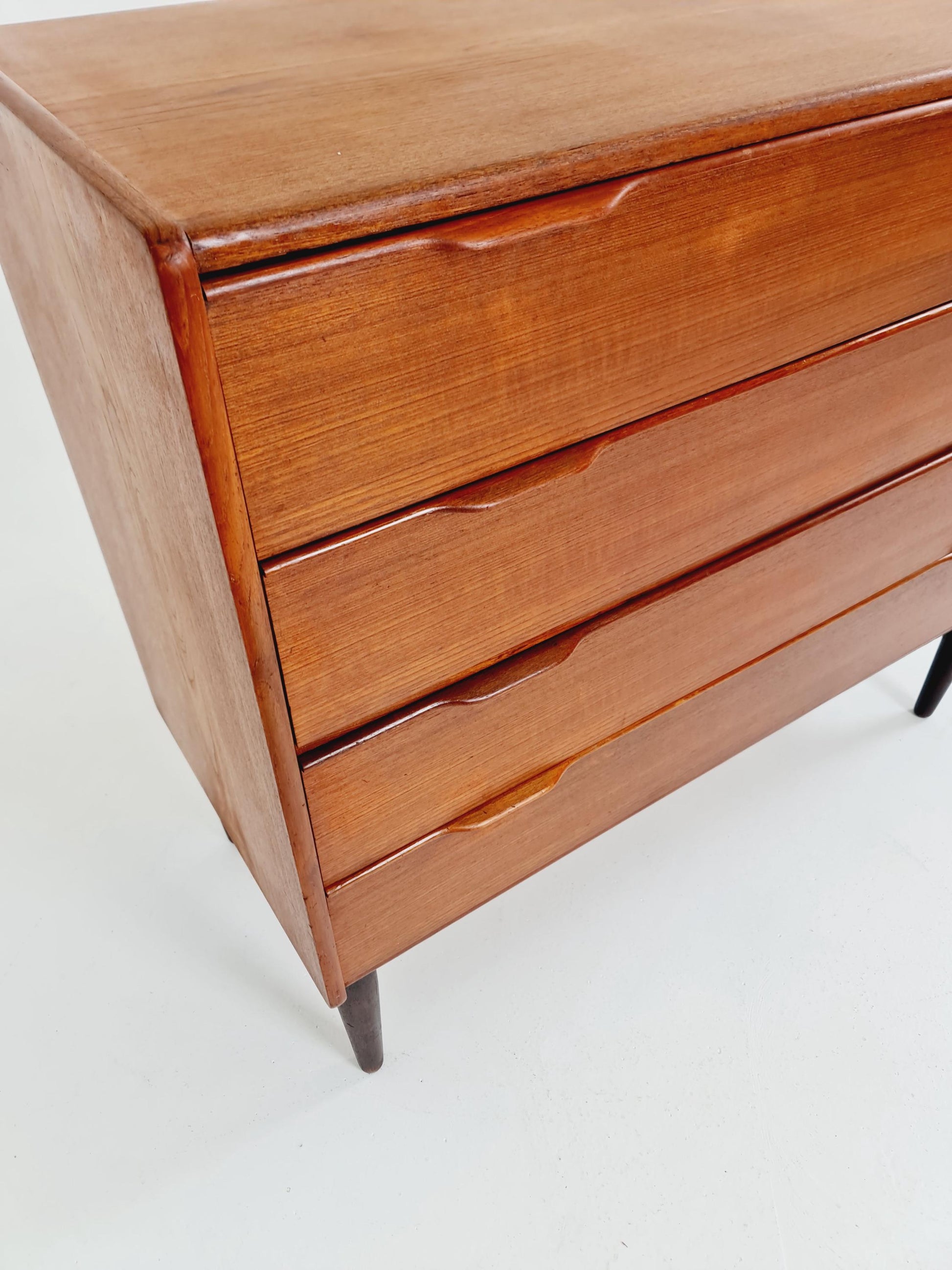 Midcentury danish design chest of drawers / drawer dresser /4 drawers cabinet By Henning Jörgensen for Frederica 1960s