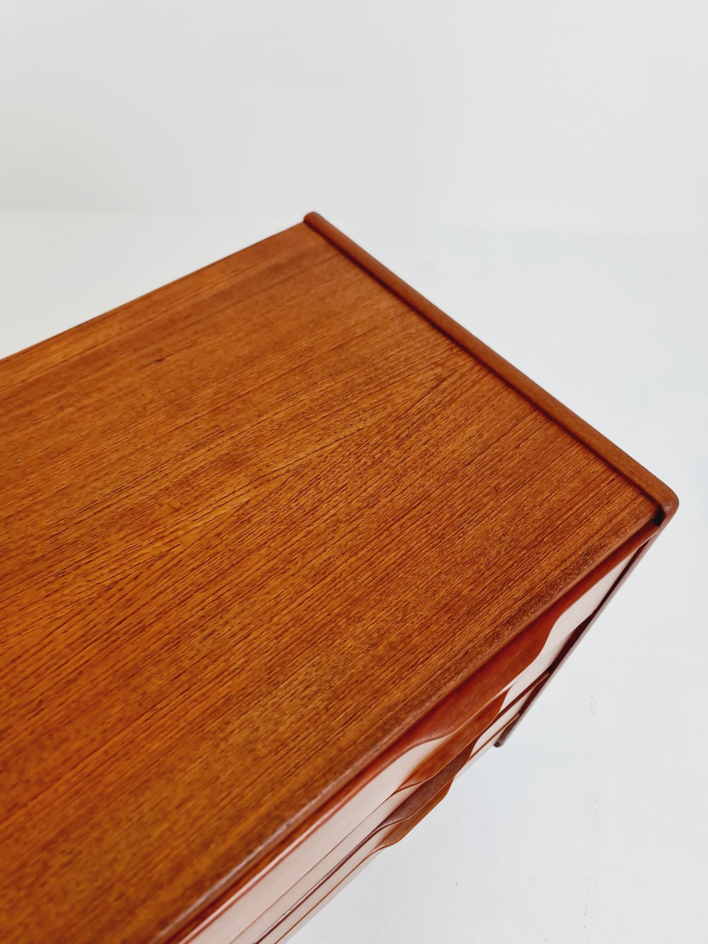Midcentury danish design chest of drawers / drawer dresser /4 drawers cabinet By Henning Jörgensen for Frederica 1960s