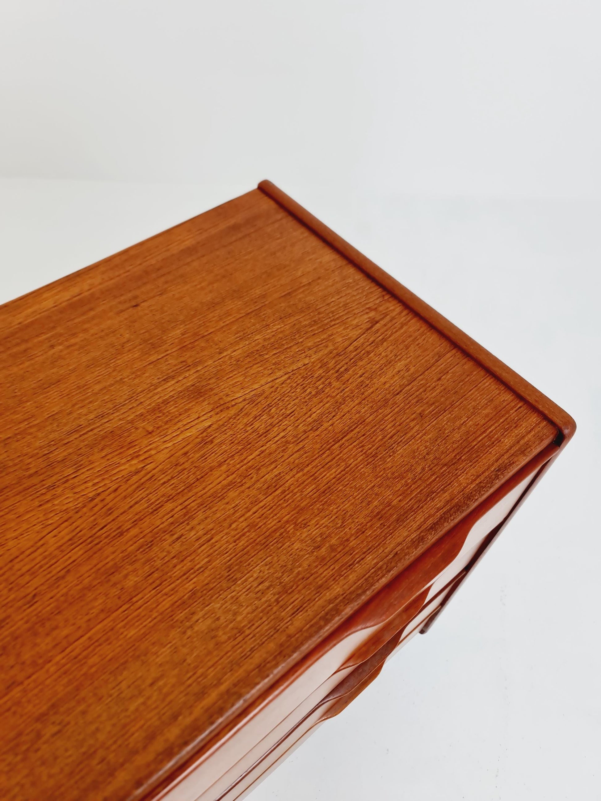 Midcentury danish design chest of drawers / drawer dresser /4 drawers cabinet By Henning Jörgensen for Frederica 1960s