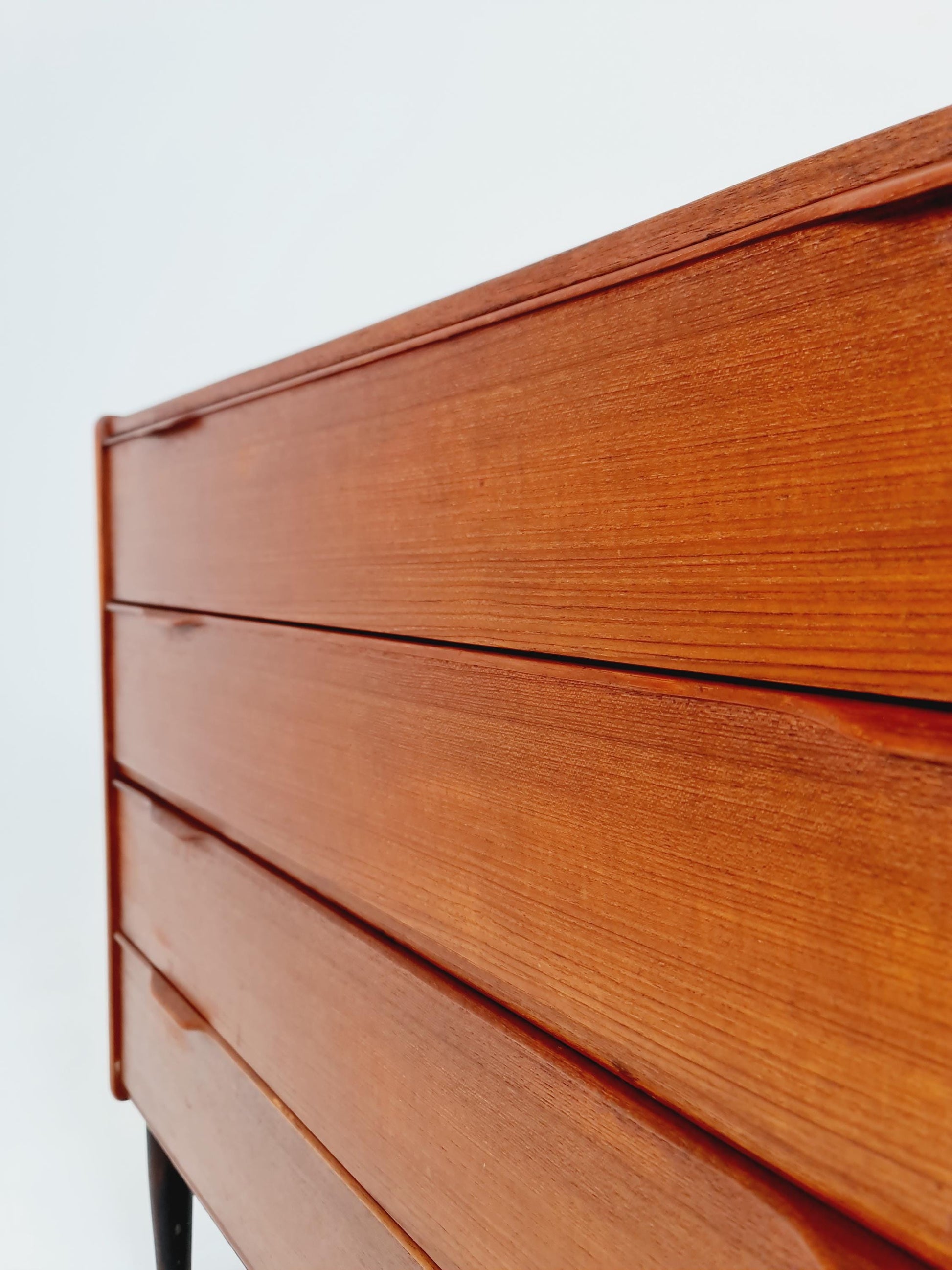 Midcentury danish design chest of drawers / drawer dresser /4 drawers cabinet By Henning Jörgensen for Frederica 1960s