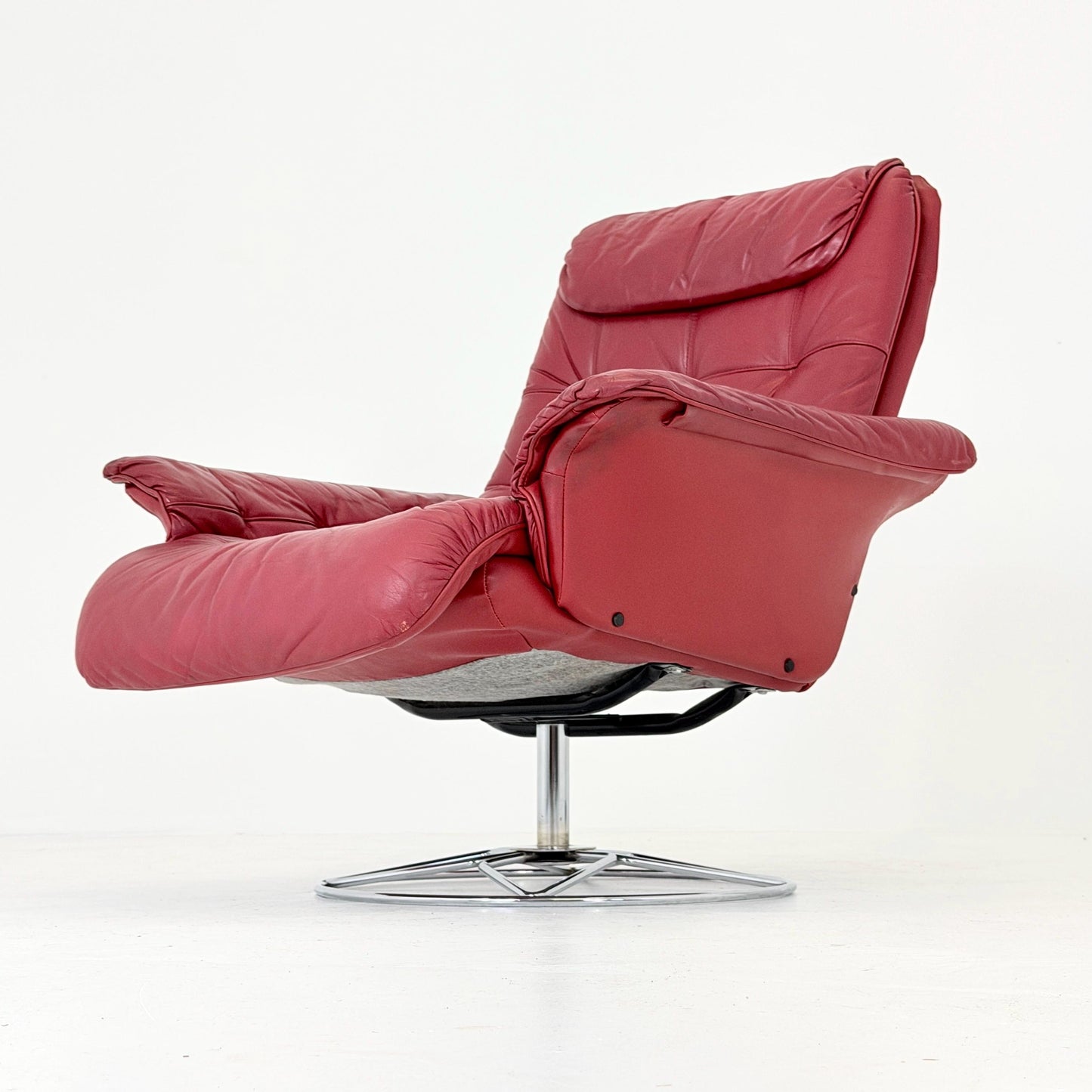 Mid-Century Danish Modern Lounge Chair | Burgundy Leather Swivel Armchair | Chrome Base | 1980s Germany