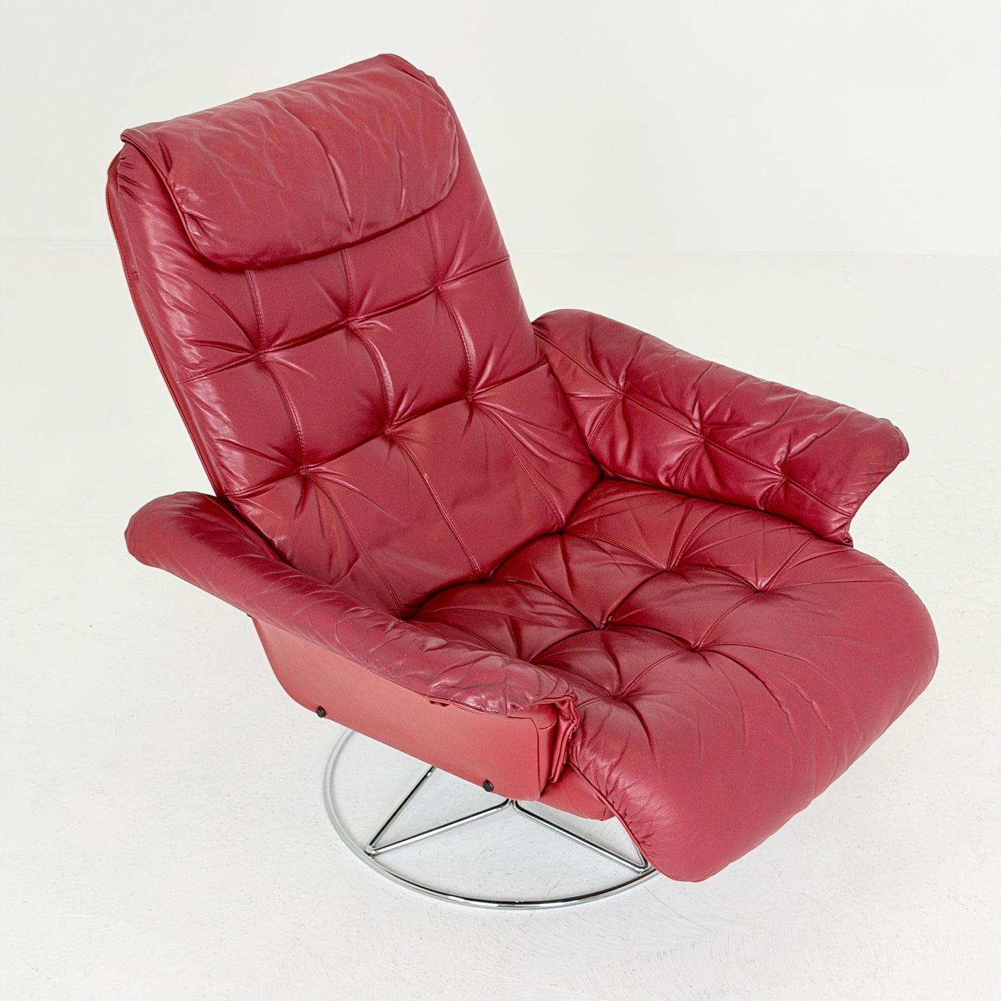 Mid-Century Danish Modern Lounge Chair | Burgundy Leather Swivel Armchair | Chrome Base | 1980s Germany