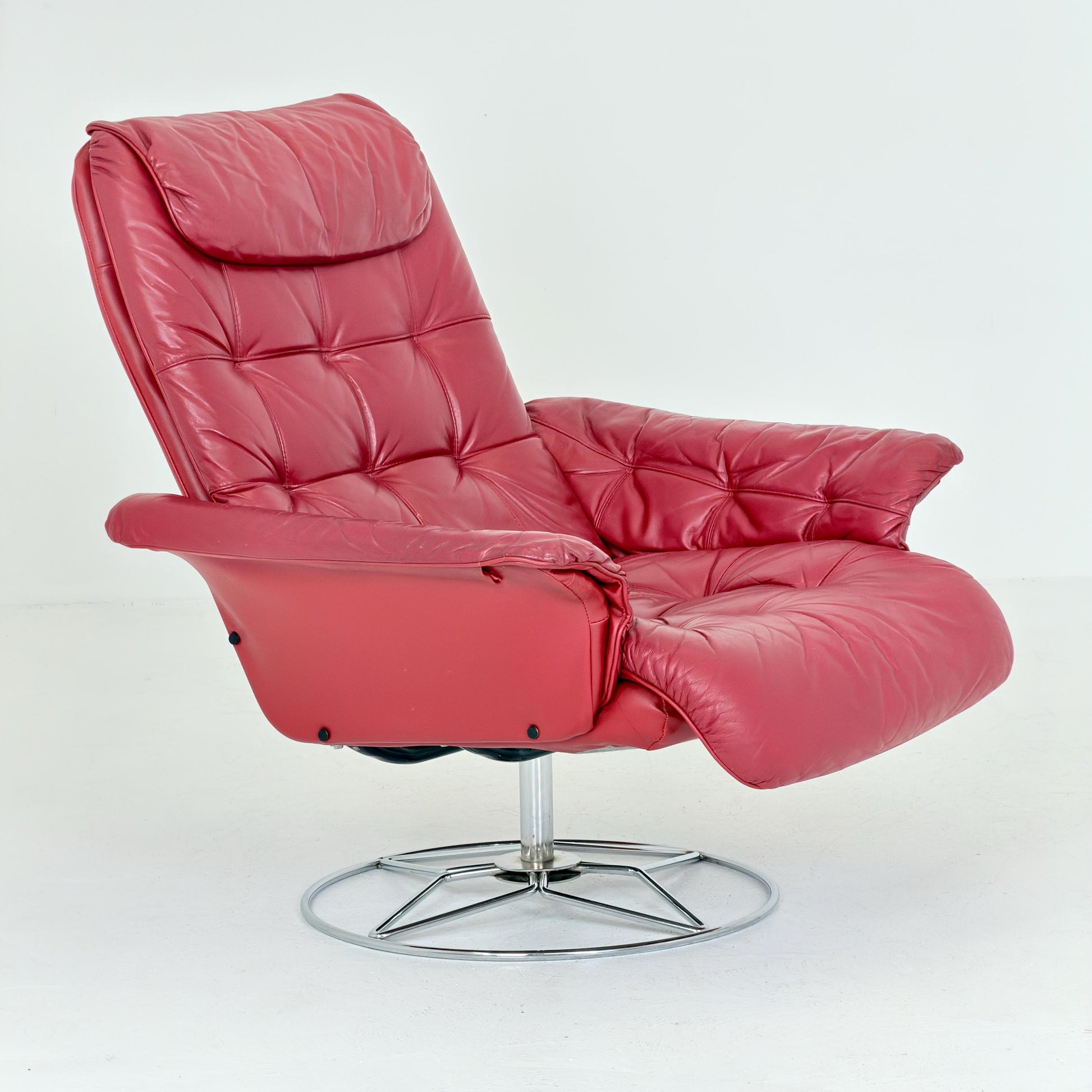 Mid-Century Danish Modern Lounge Chair | Burgundy Leather Swivel Armchair | Chrome Base | 1980s Germany