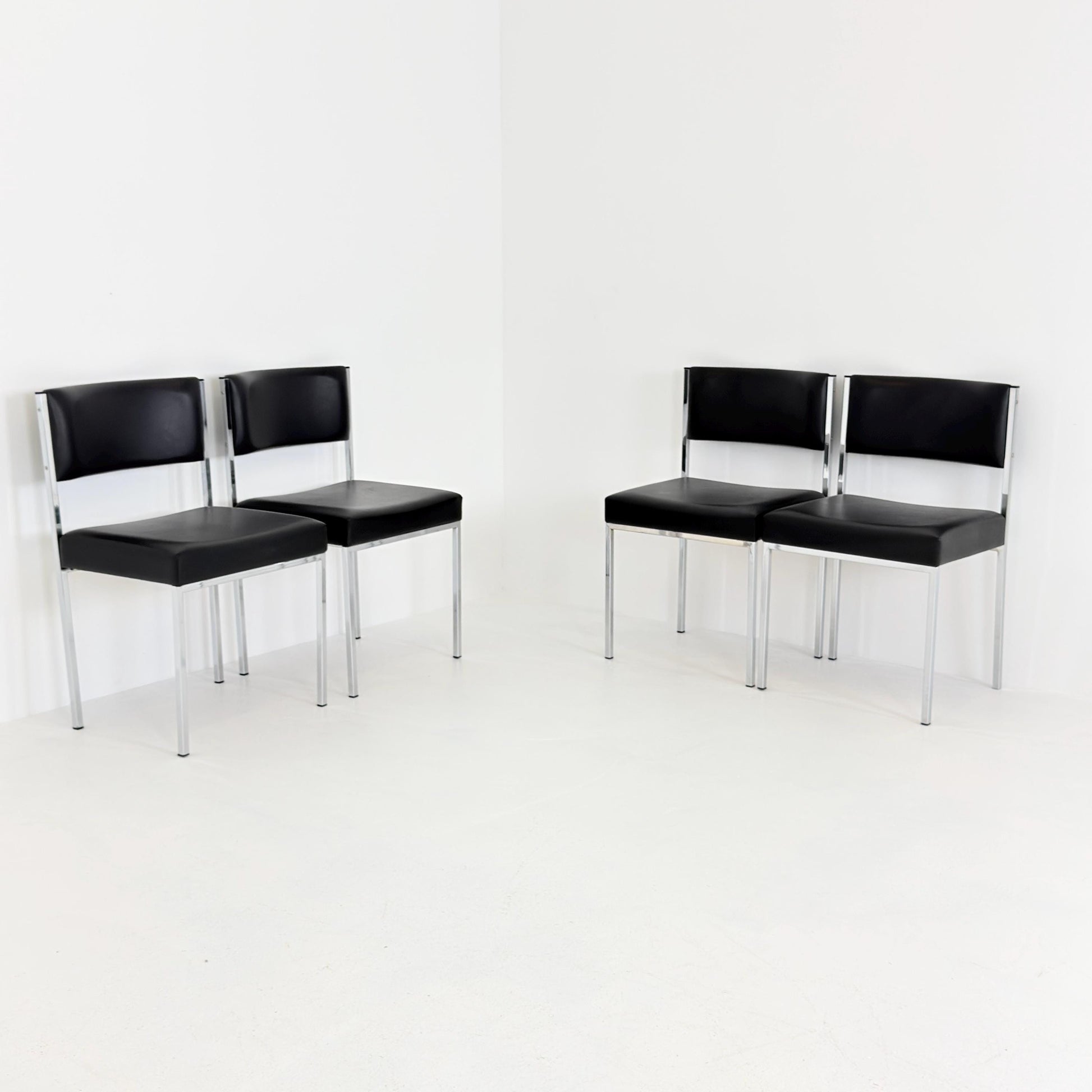 Set of 4 Mid-Century Bauhaus Dining Chairs | 1980s Italy