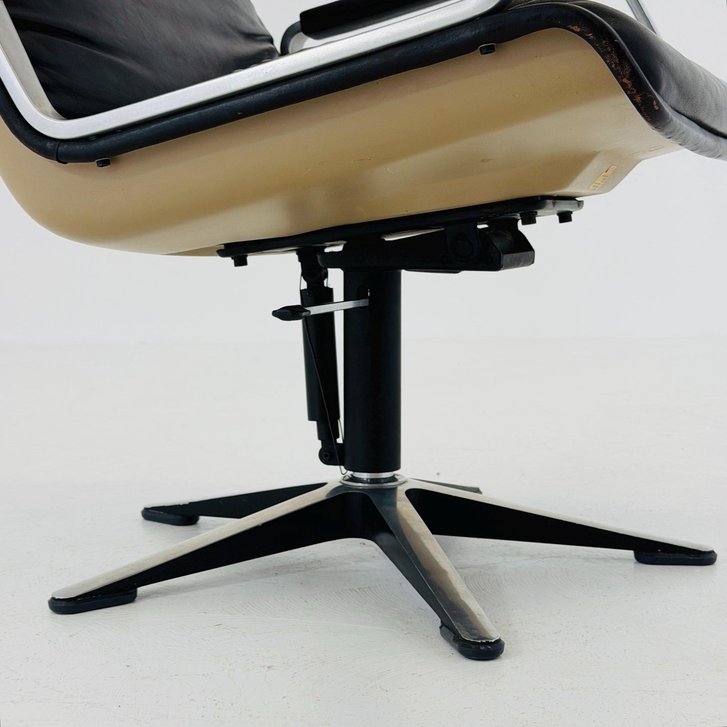 Mid-Century Executive WILKHAHN DELTA 2000 Brown Leather Lounge Chair — Delta Design, Germany, 1970s
