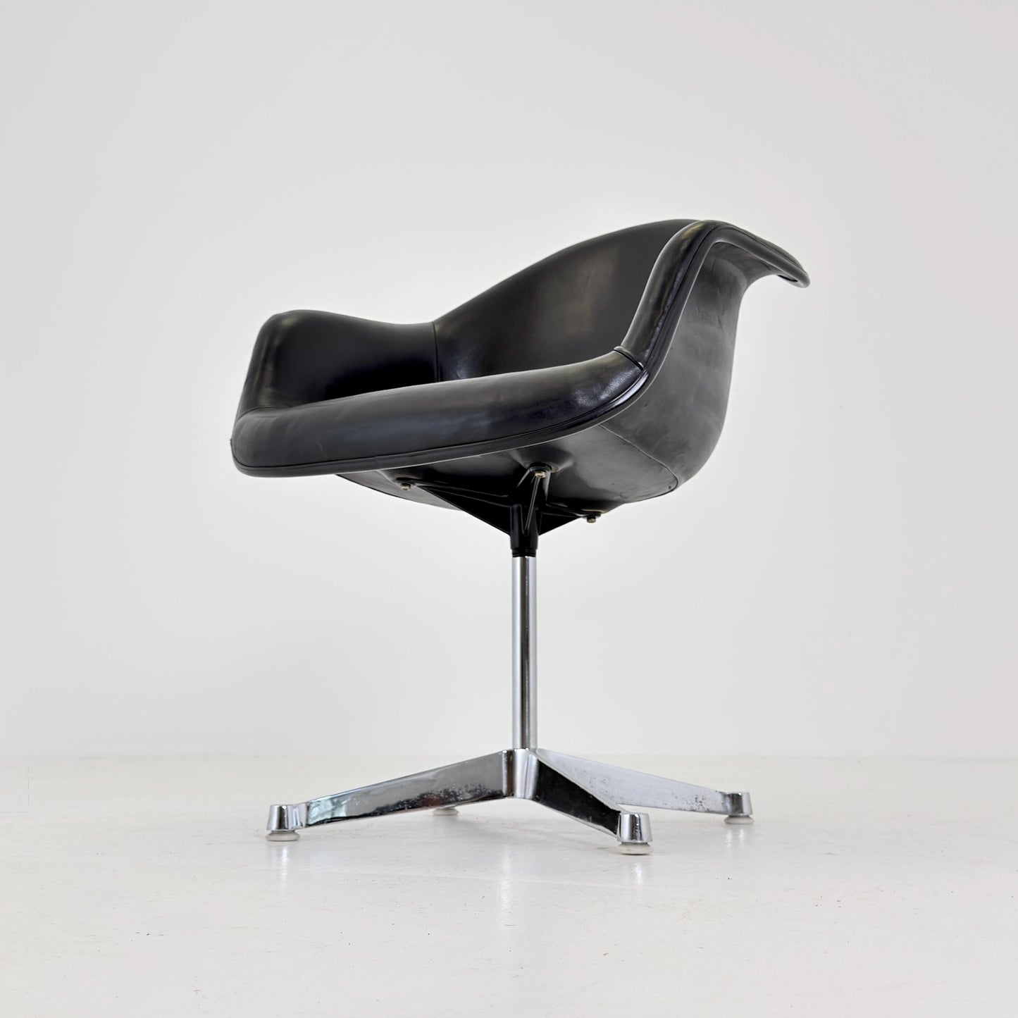 Mid century rare Charles Eames La Fonda Swivel Armchair for Herman Miller, Black Leather Shel edition, 1960s
