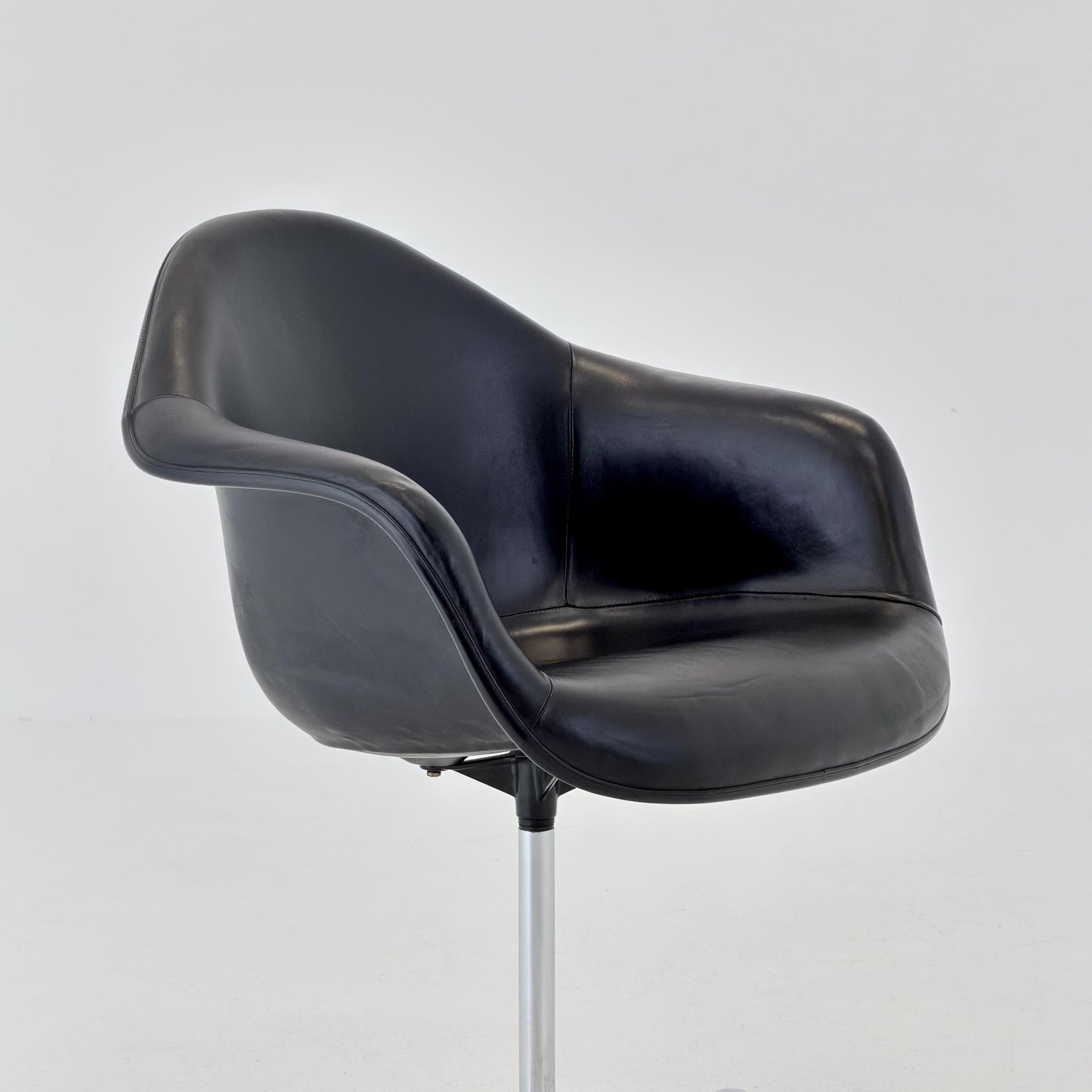 Mid century rare Charles Eames La Fonda Swivel Armchair for Herman Miller, Black Leather Shel edition, 1960s