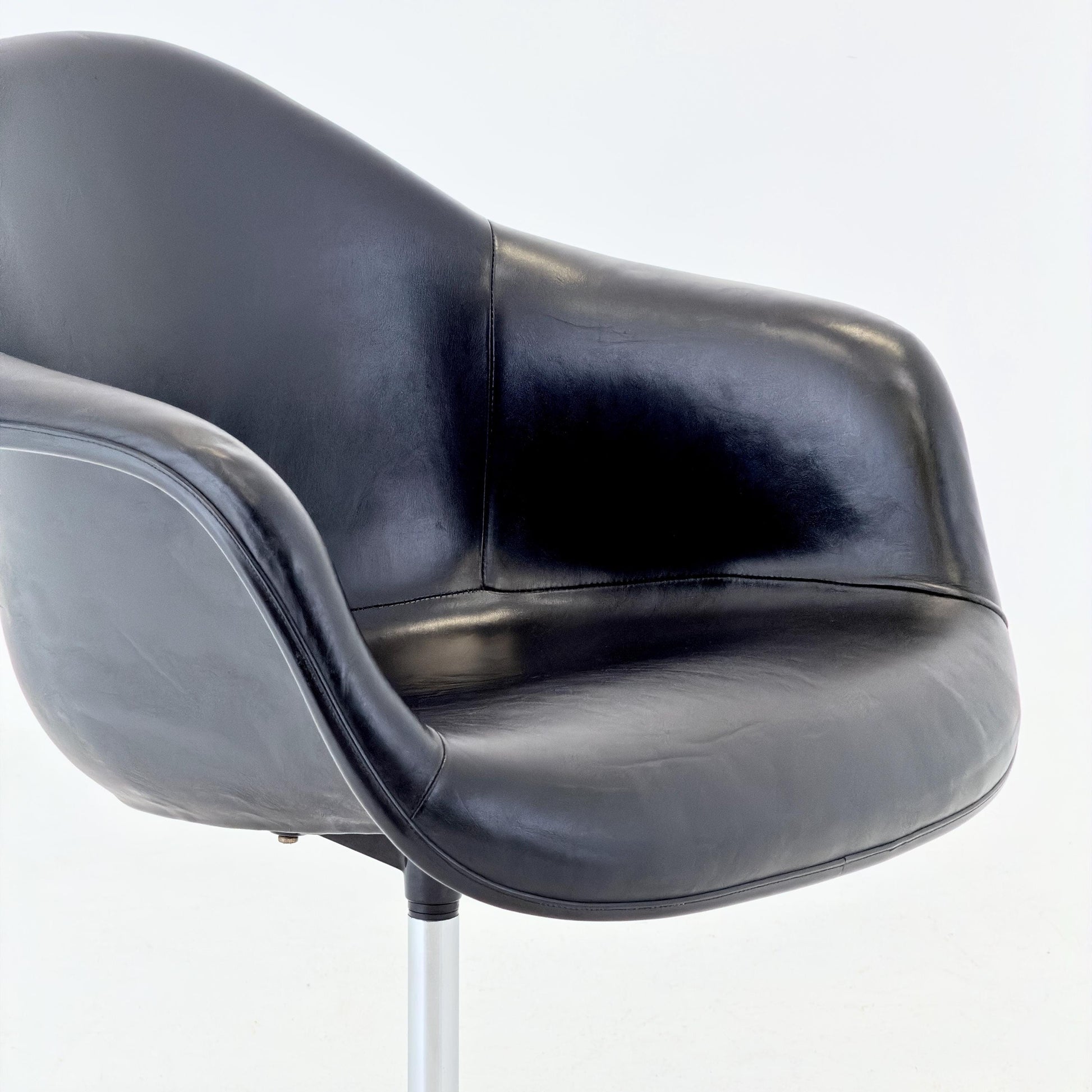 Mid century rare Charles Eames La Fonda Swivel Armchair for Herman Miller, Black Leather Shel edition, 1960s
