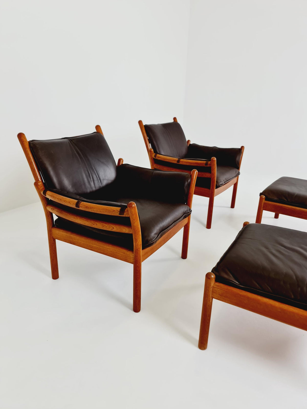 Mid century easy lounge chairs with ottoman by Illum Wikkelso 'Genius' For Silkborg Denamrk 1960s, Set of 2