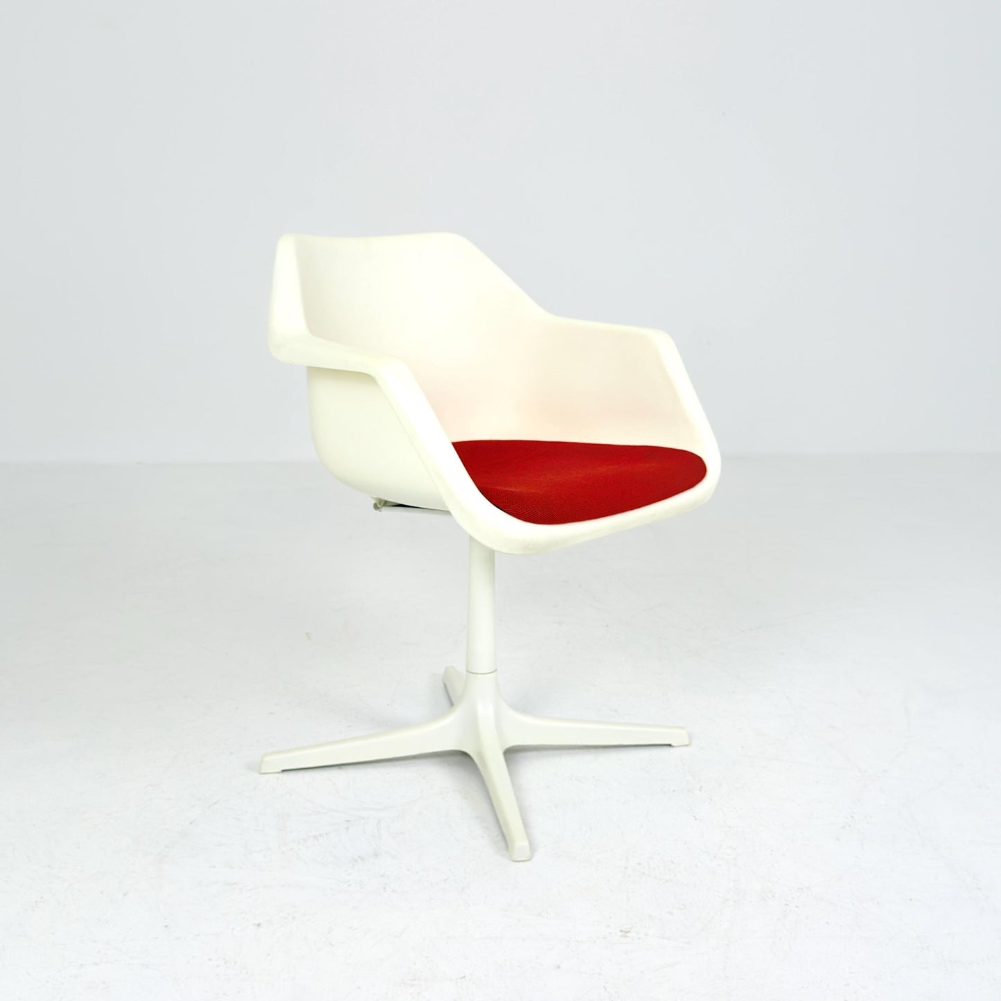 Mid-Century Space Age White Swivel Armchair by Robin Day for Hille, England, 1970s