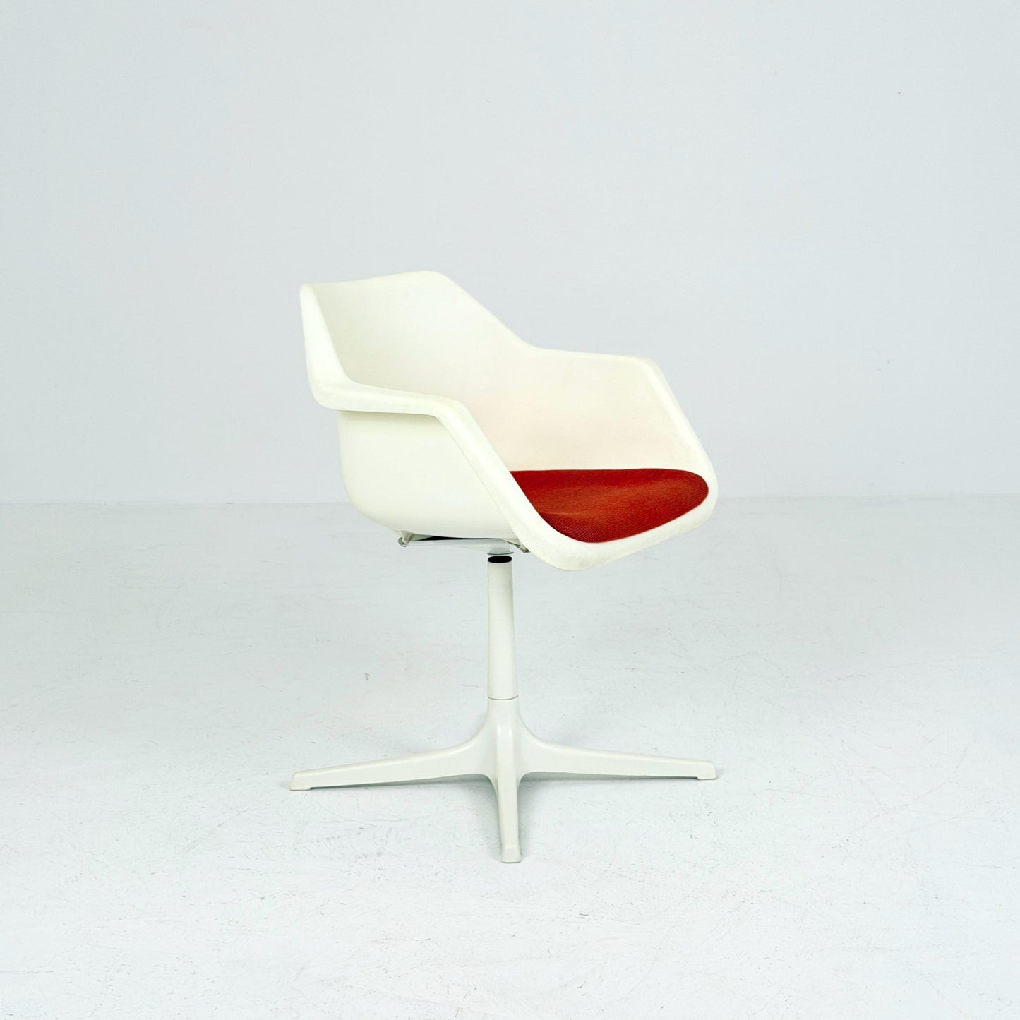 Mid-Century Space Age White Swivel Armchair by Robin Day for Hille, England, 1970s