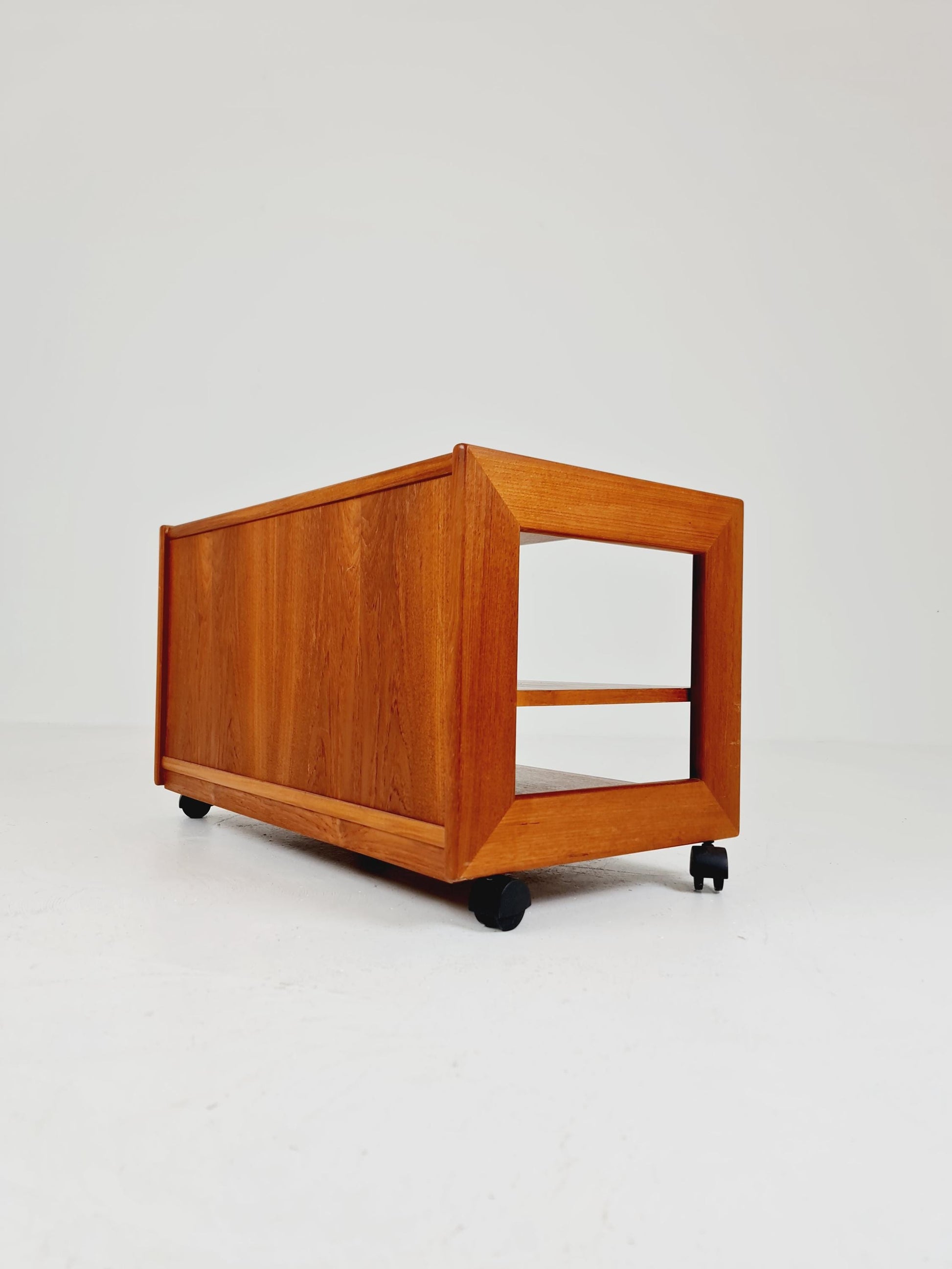 Vintage mid century danish sidetable in solid teak/nightstand By Dyrlund , 1960s