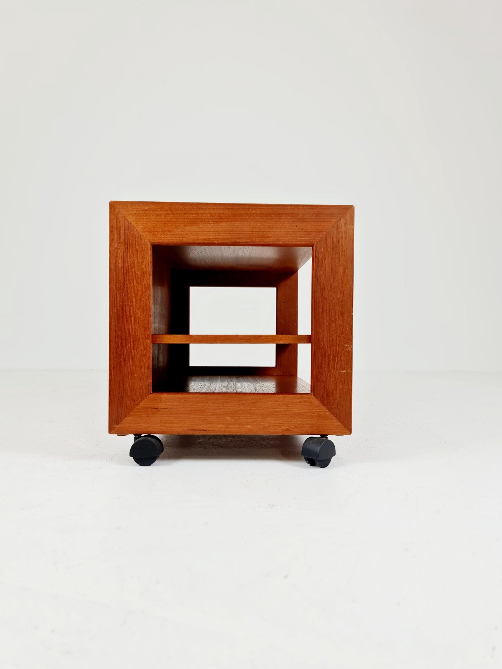 Vintage mid century danish sidetable in solid teak/nightstand By Dyrlund , 1960s