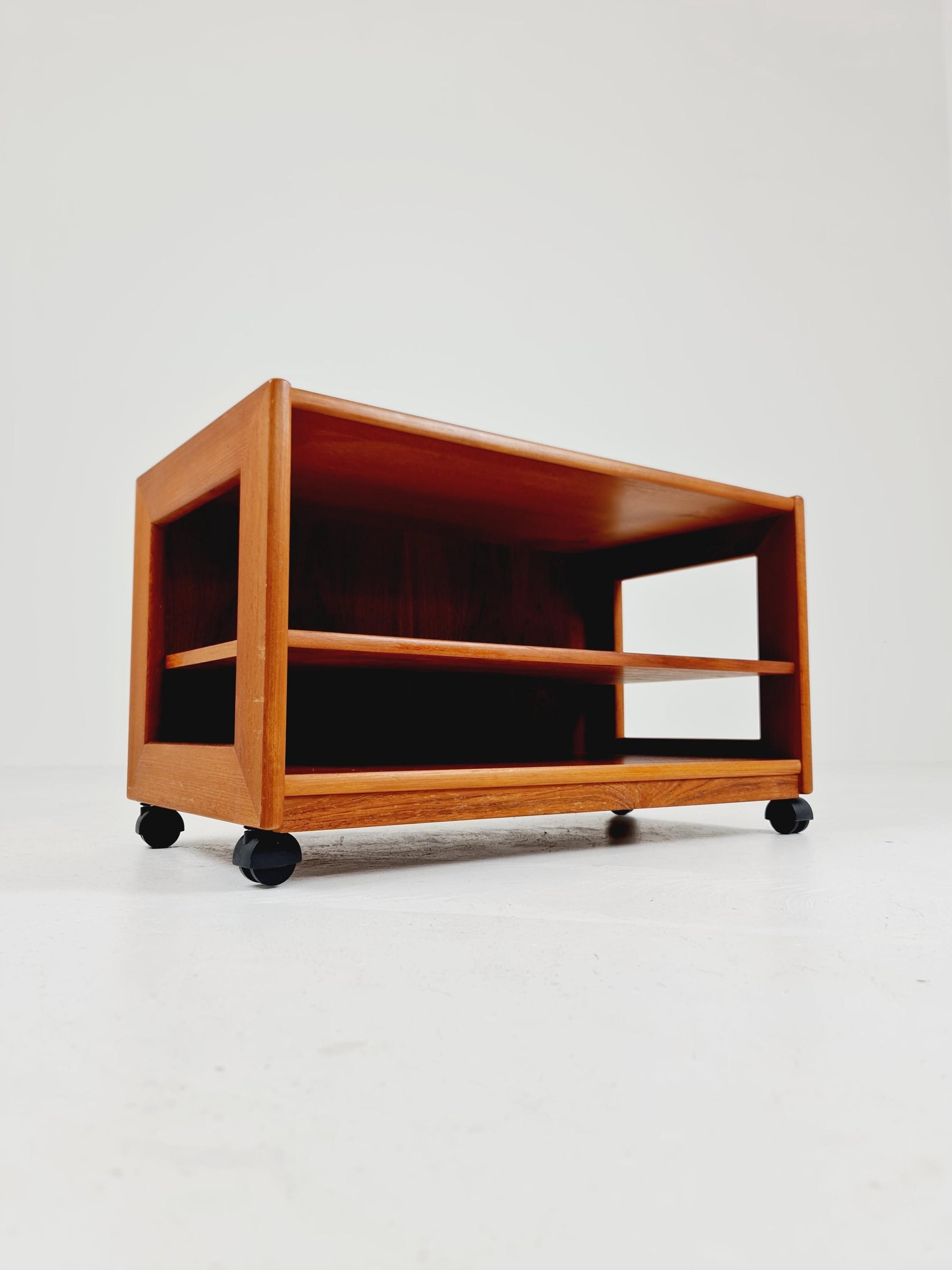 Vintage mid century danish sidetable in solid teak/nightstand By Dyrlund , 1960s