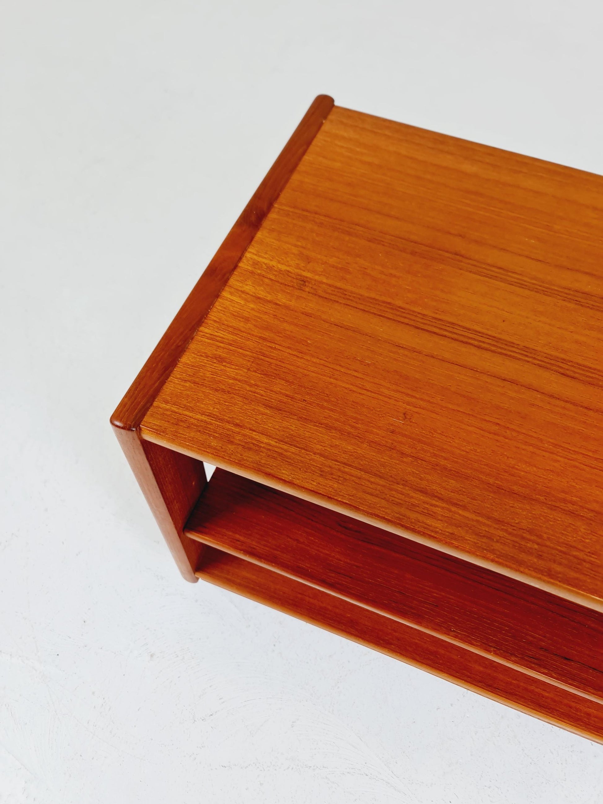 Vintage mid century danish sidetable in solid teak/nightstand By Dyrlund , 1960s