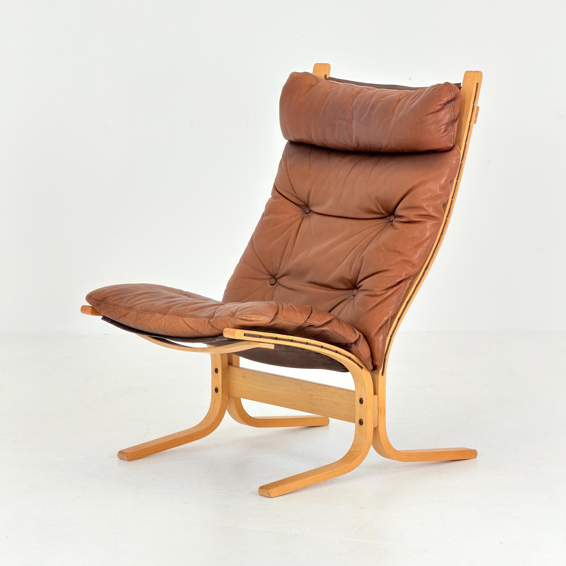 Iconic Mid-Century Siesta Lounge Chair with Matching Ottoman, designed by Ingmar Relling for Westnofa Furniture, Norway, 1960s.