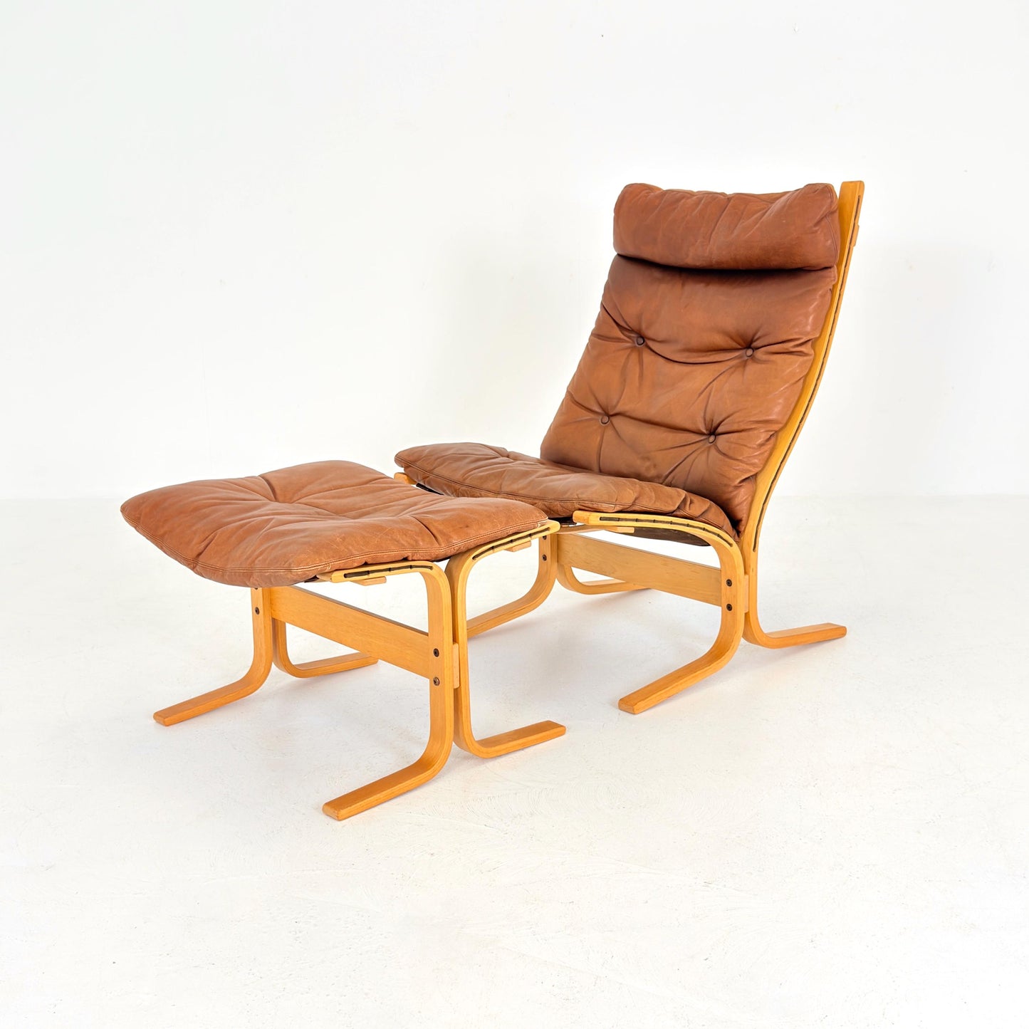 Iconic Mid-Century Siesta Lounge Chair with Matching Ottoman, designed by Ingmar Relling for Westnofa Furniture, Norway, 1960s.
