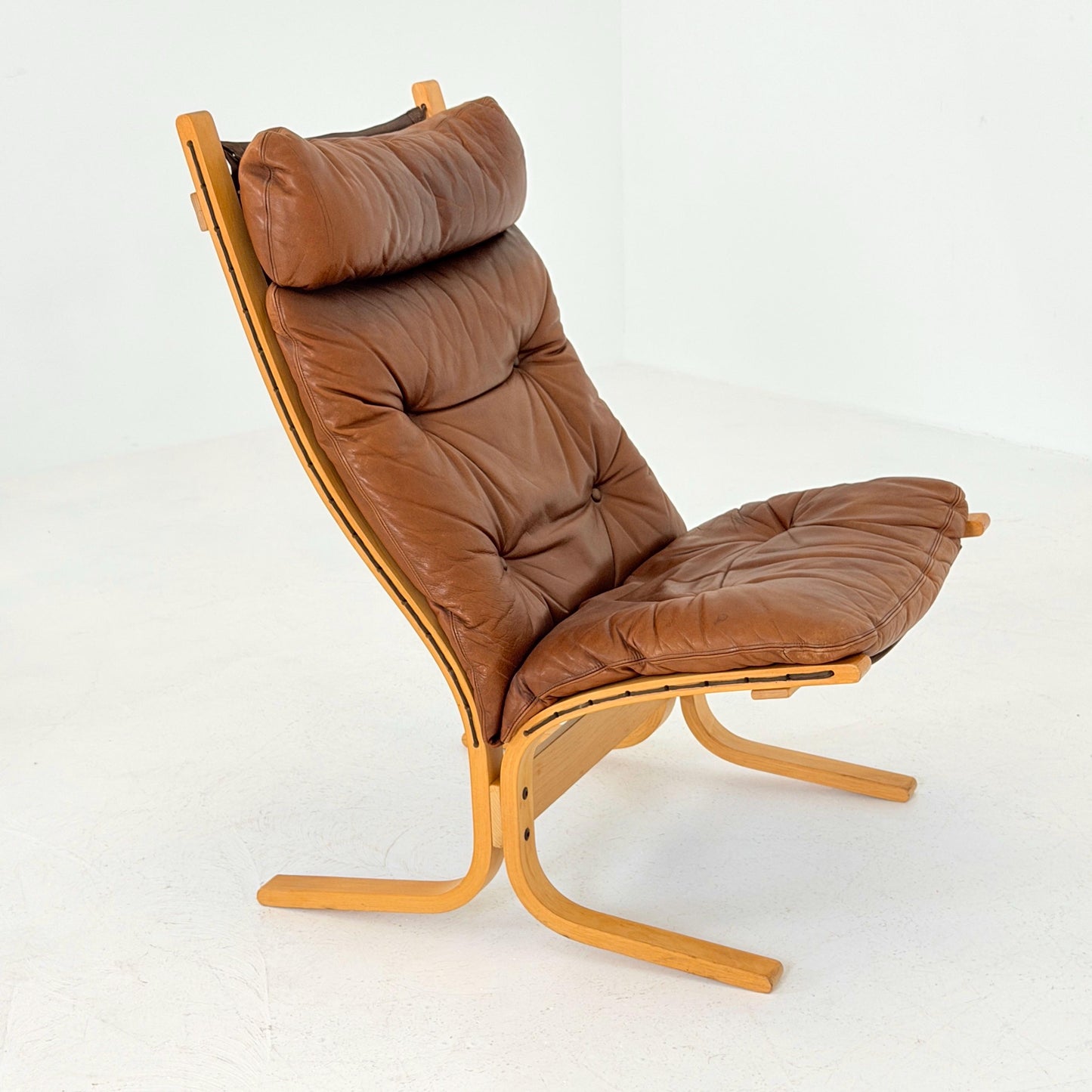 Iconic Mid-Century Siesta Lounge Chair with Matching Ottoman, designed by Ingmar Relling for Westnofa Furniture, Norway, 1960s.