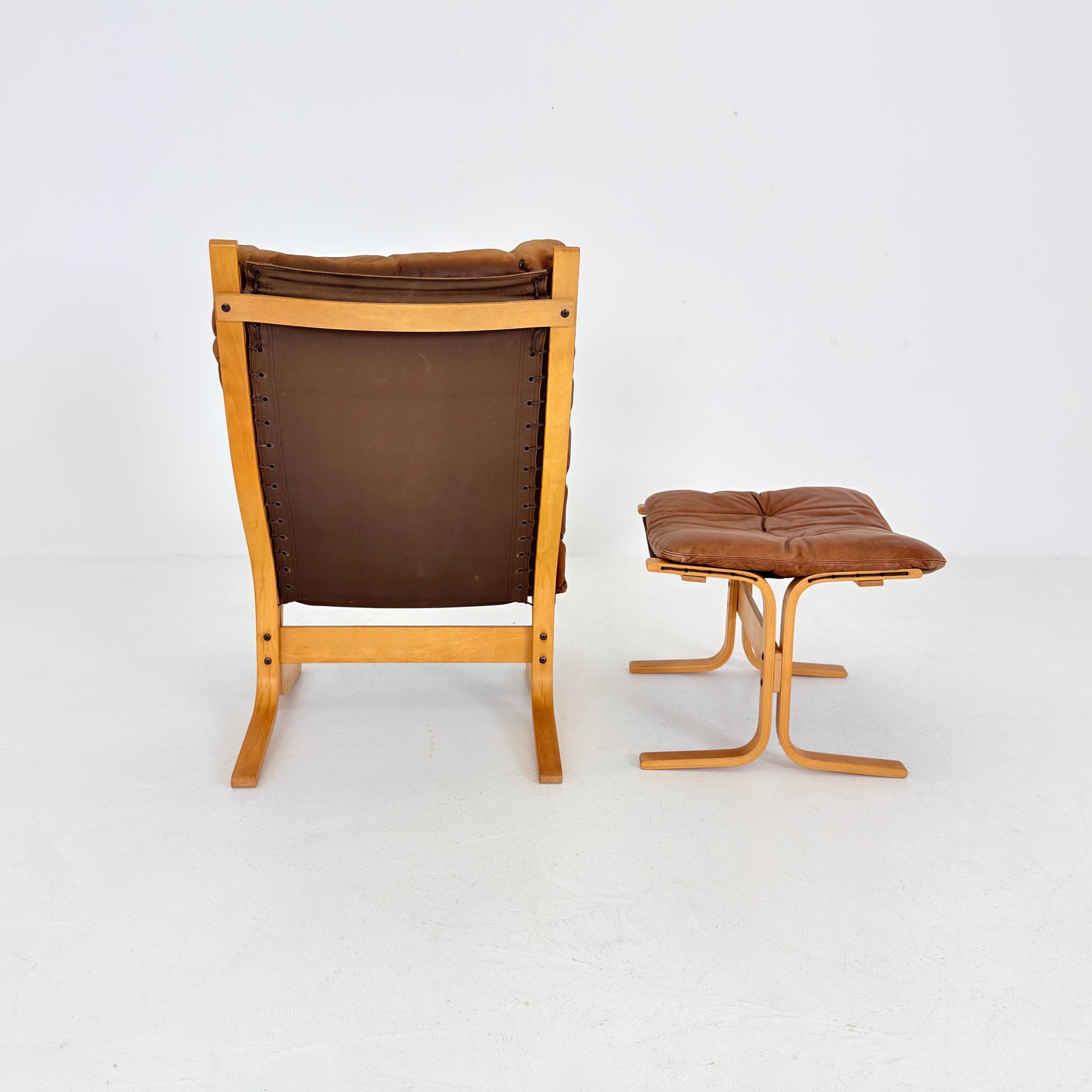 Iconic Mid-Century Siesta Lounge Chair with Matching Ottoman, designed by Ingmar Relling for Westnofa Furniture, Norway, 1960s.
