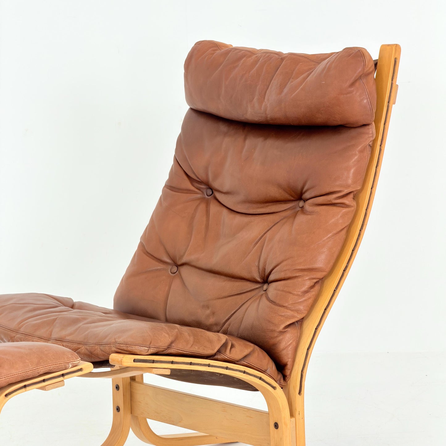 Iconic Mid-Century Siesta Lounge Chair with Matching Ottoman, designed by Ingmar Relling for Westnofa Furniture, Norway, 1960s.