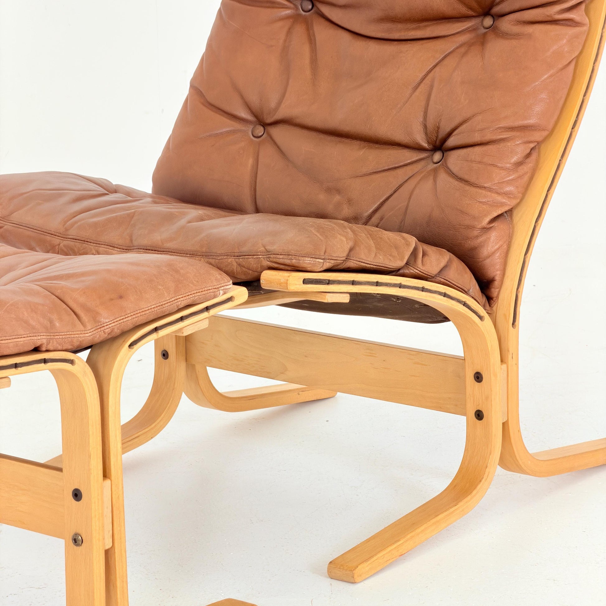 Iconic Mid-Century Siesta Lounge Chair with Matching Ottoman, designed by Ingmar Relling for Westnofa Furniture, Norway, 1960s.