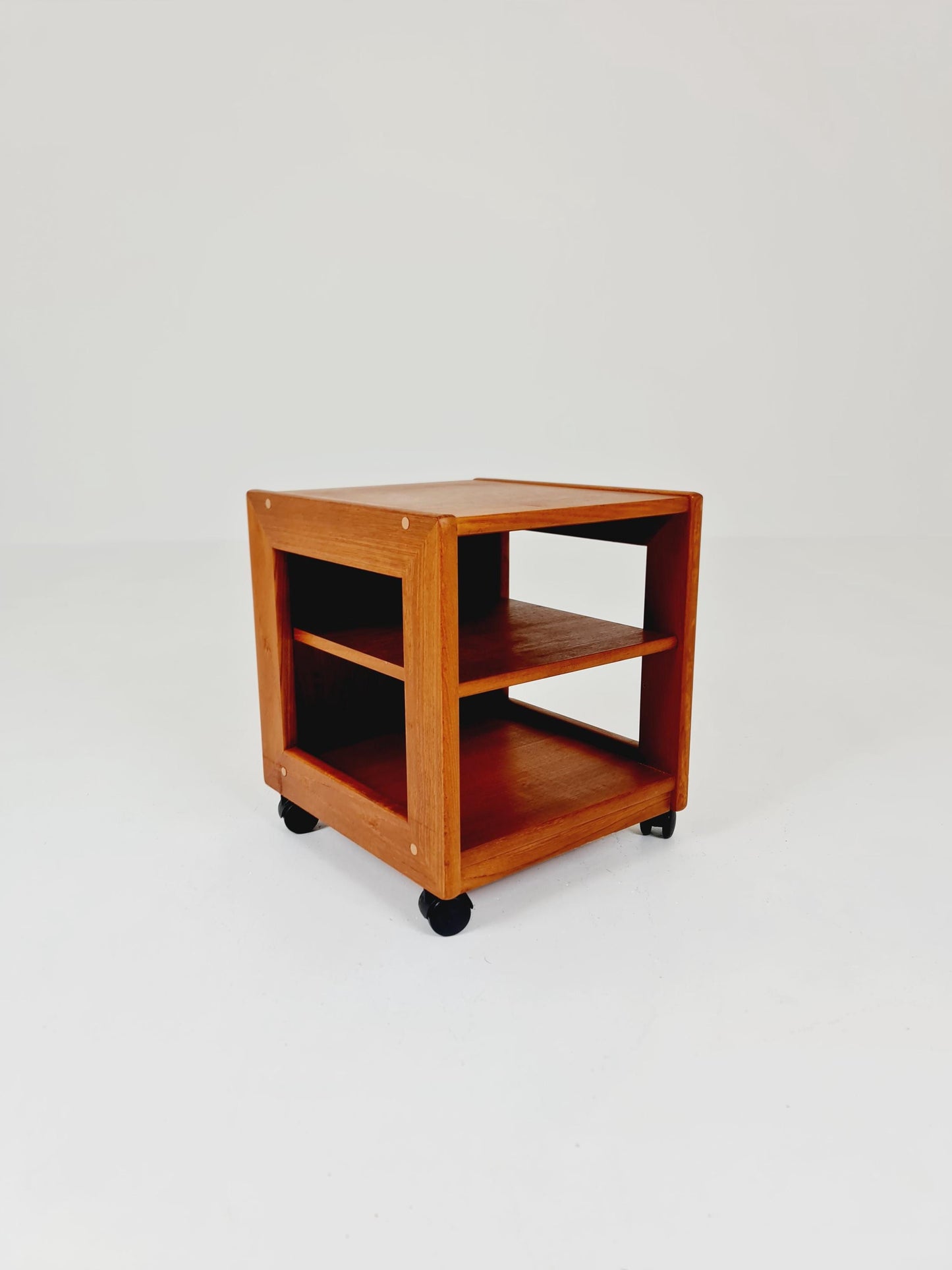 Vintage mid century danish sidetable in solid teak/nightstand By Dyrlund , 1960s