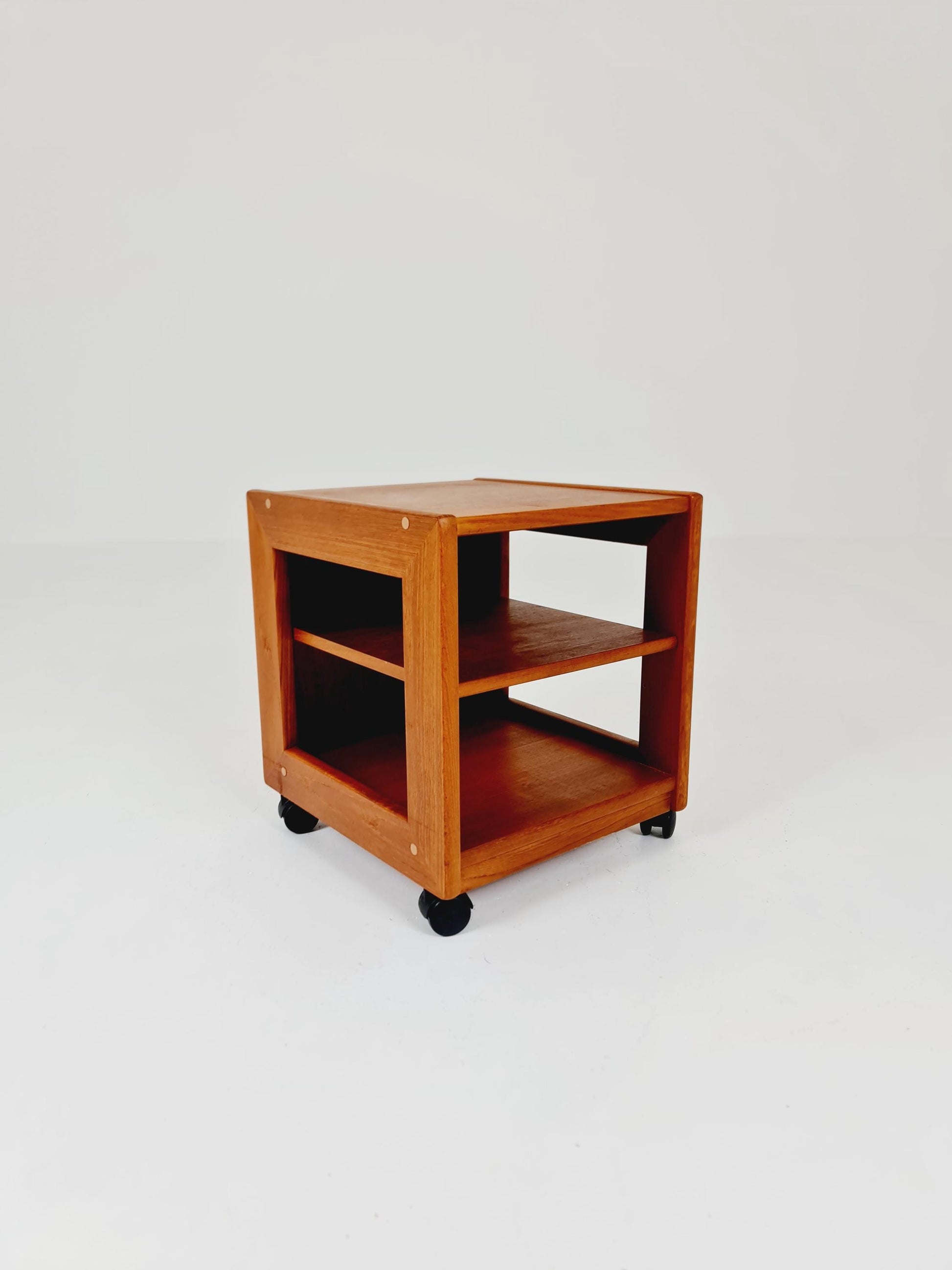 Vintage mid century danish sidetable in solid teak/nightstand By Dyrlund , 1960s