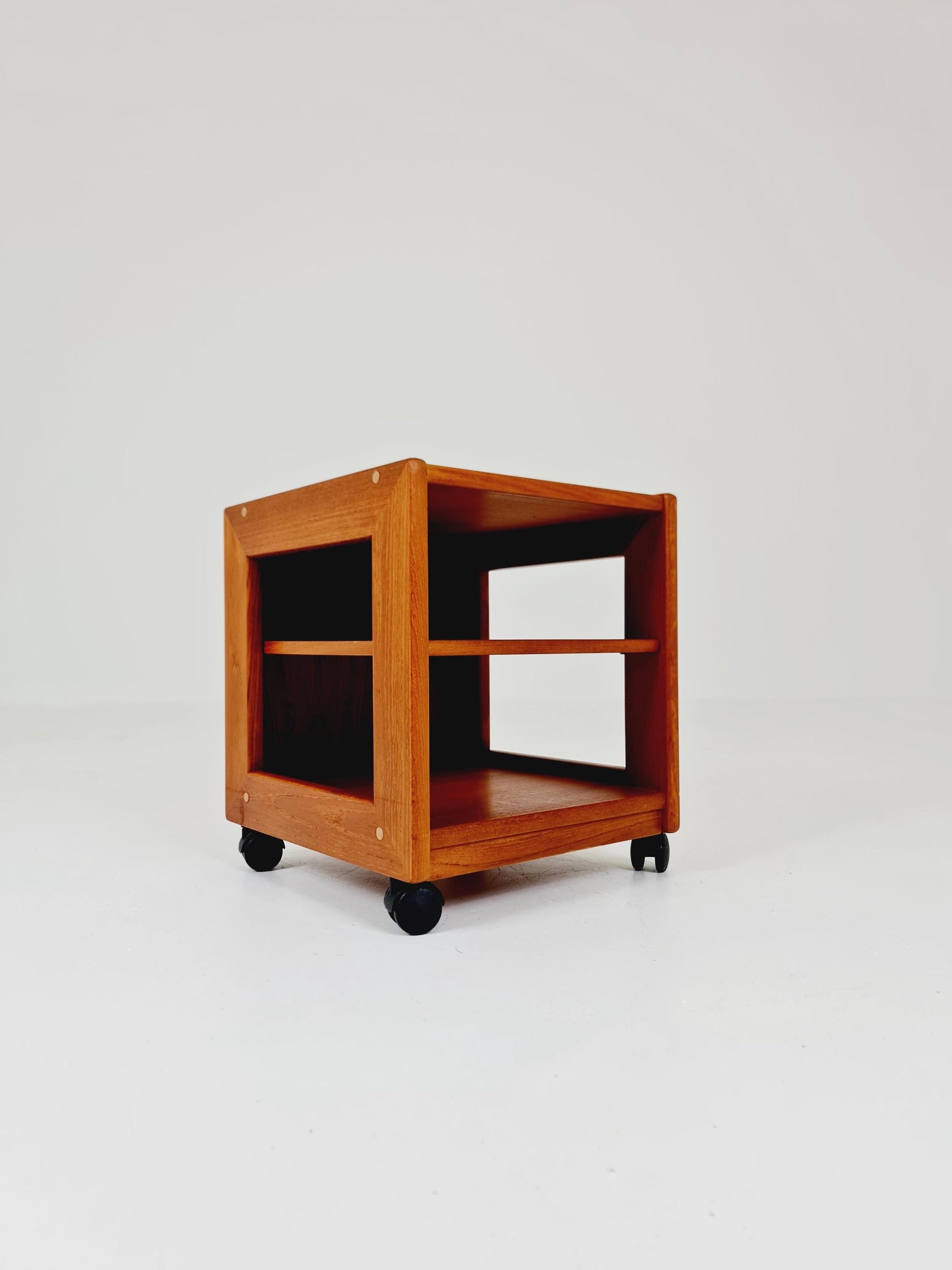 Vintage mid century danish sidetable in solid teak/nightstand By Dyrlund , 1960s