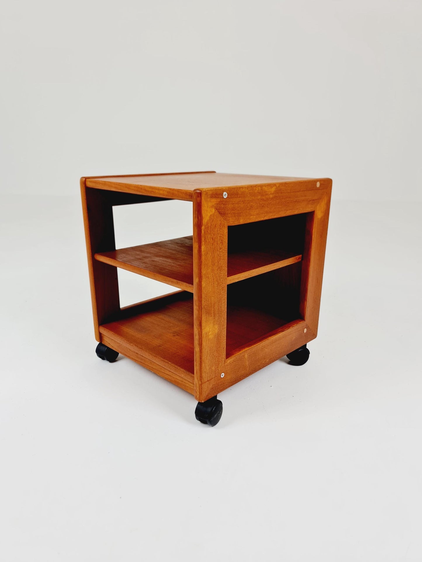 Vintage mid century danish sidetable in solid teak/nightstand By Dyrlund , 1960s